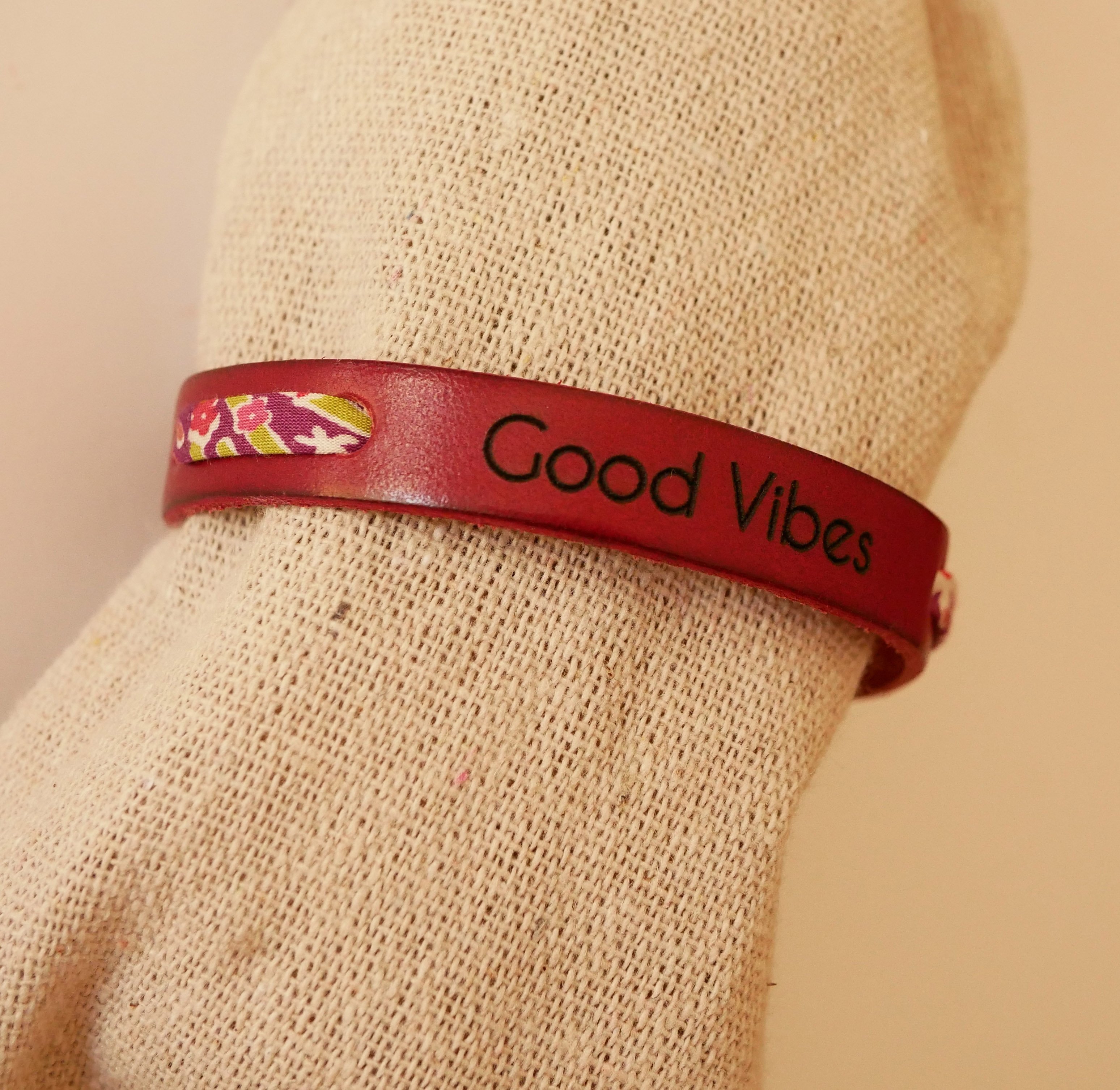 Florâme Good vibes gegraveerde armband met paars liberty lint op rood leer