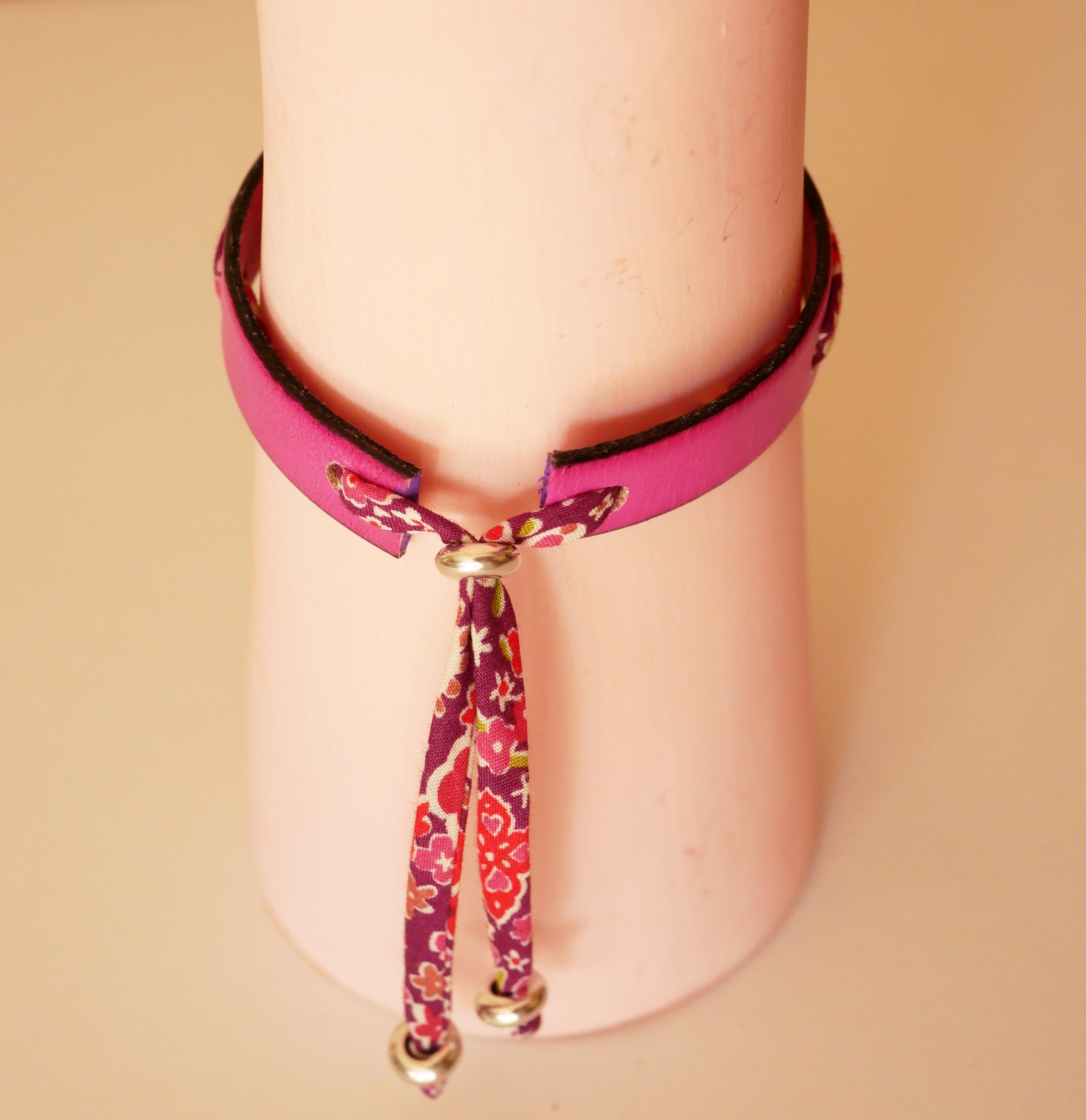 Florâme gegraveerde Flex &amp; Chill armband met bevrijd bloemenlint op fuchsia leer