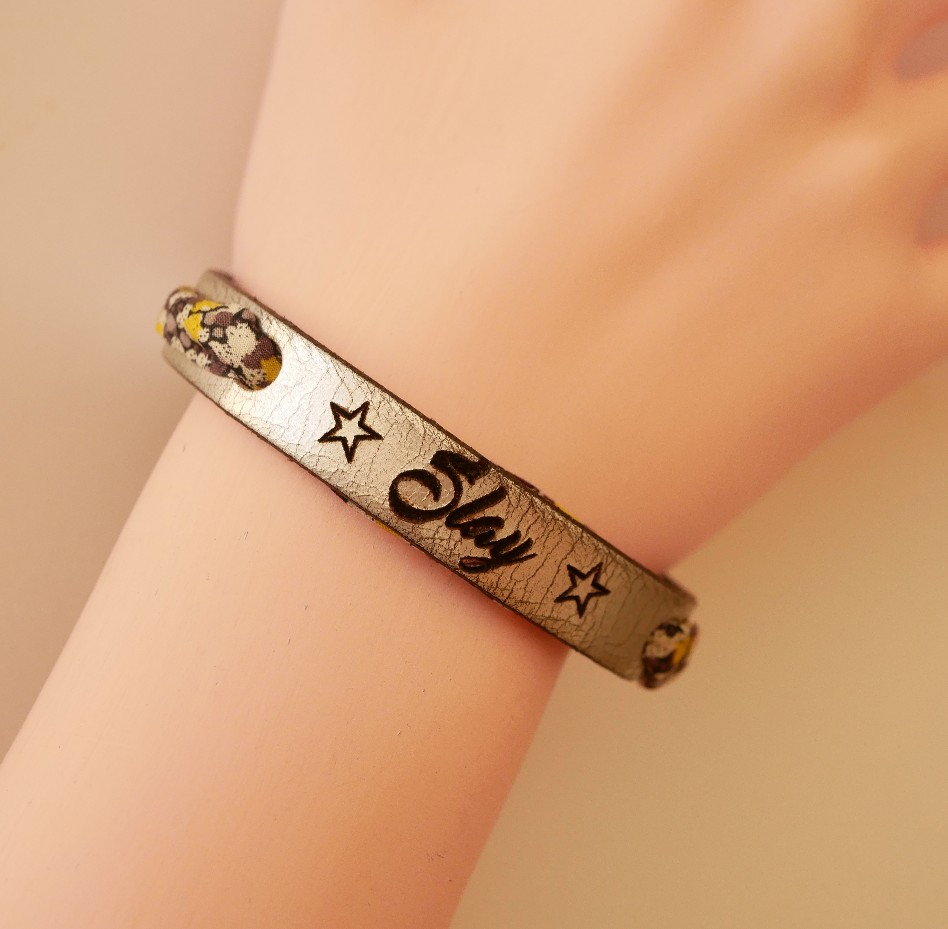 Florâme armband gegraveerd met gele bloemen op zilverleer
