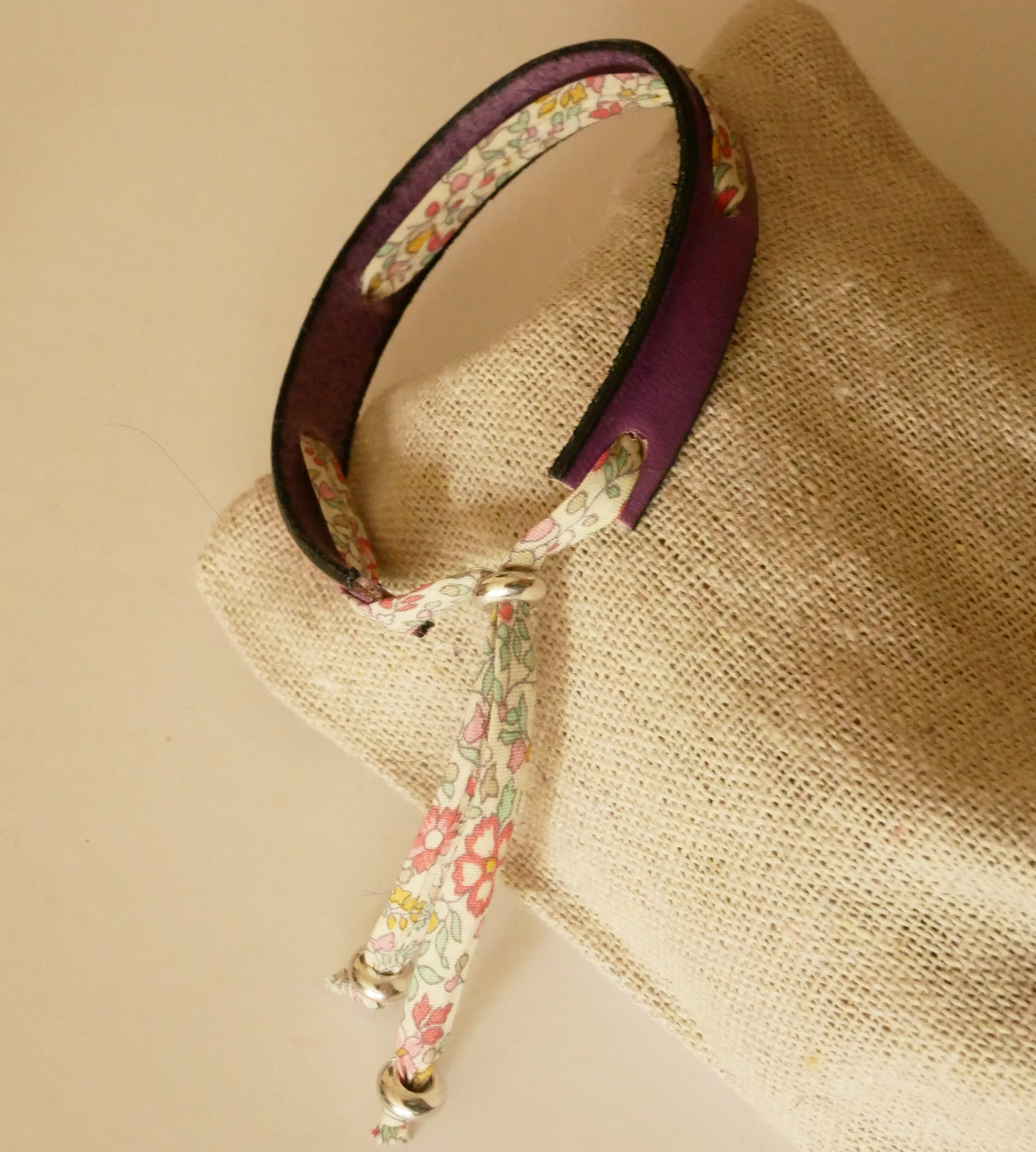 Florâme "Brille" gegraveerde armband met pastel liberty lint op paars leer