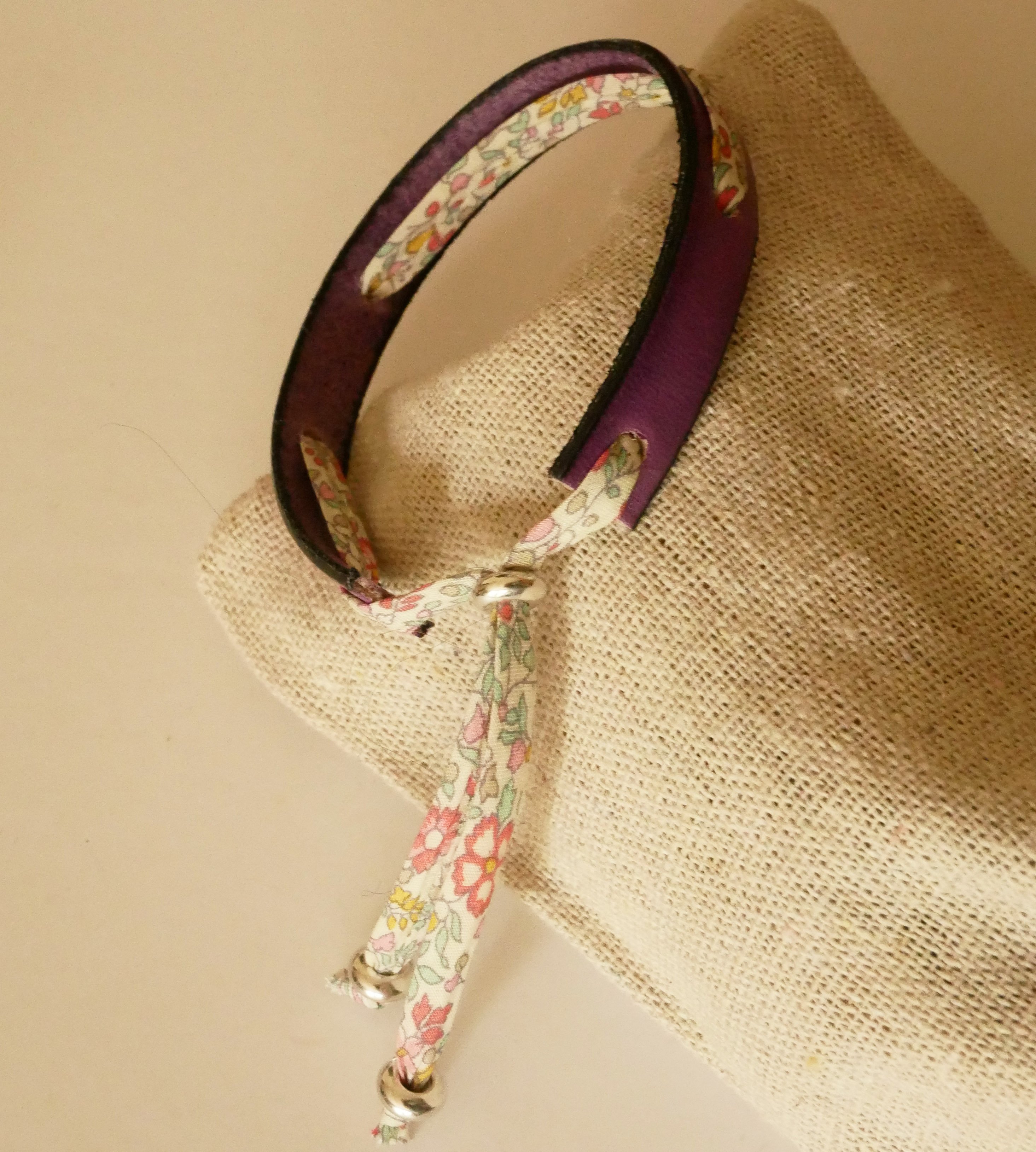 Florâme "Brille" gegraveerde armband met pastel liberty lint op paars leer
