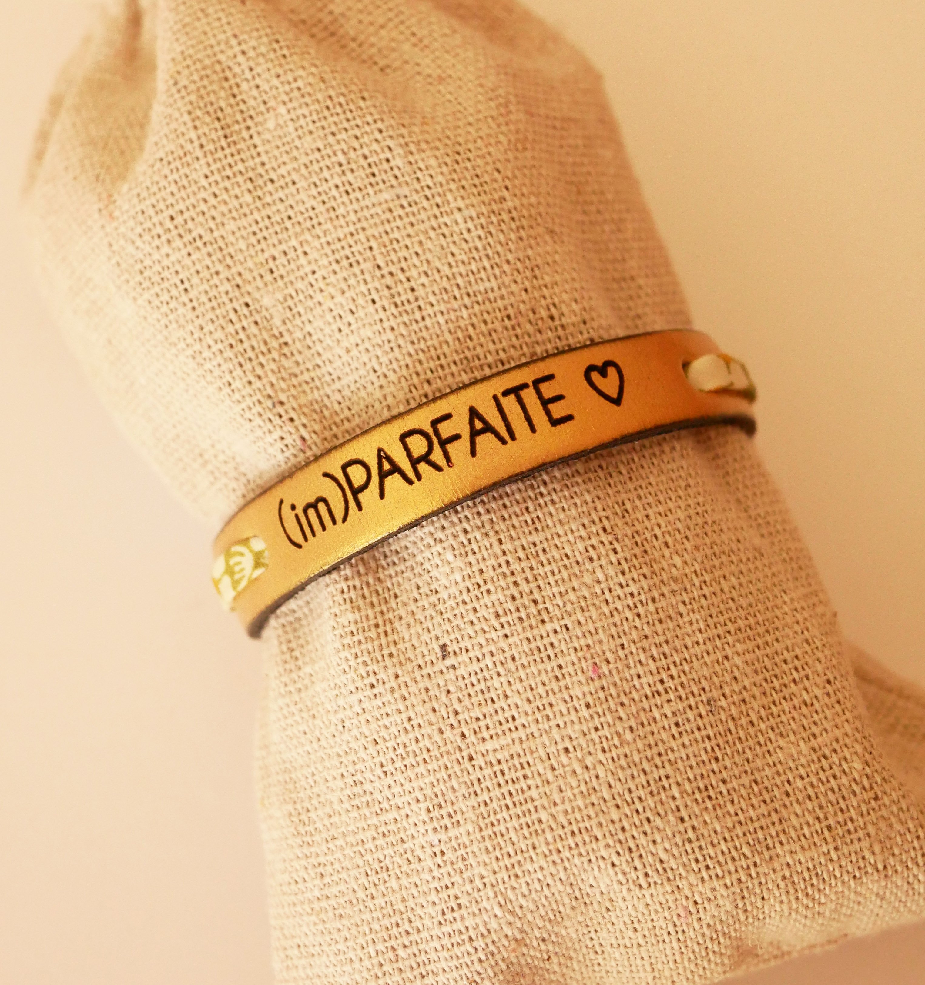 ImParfaite gegraveerde Flor&acirc;me armband met lichtgroen bevrijdingslint op goudleer 