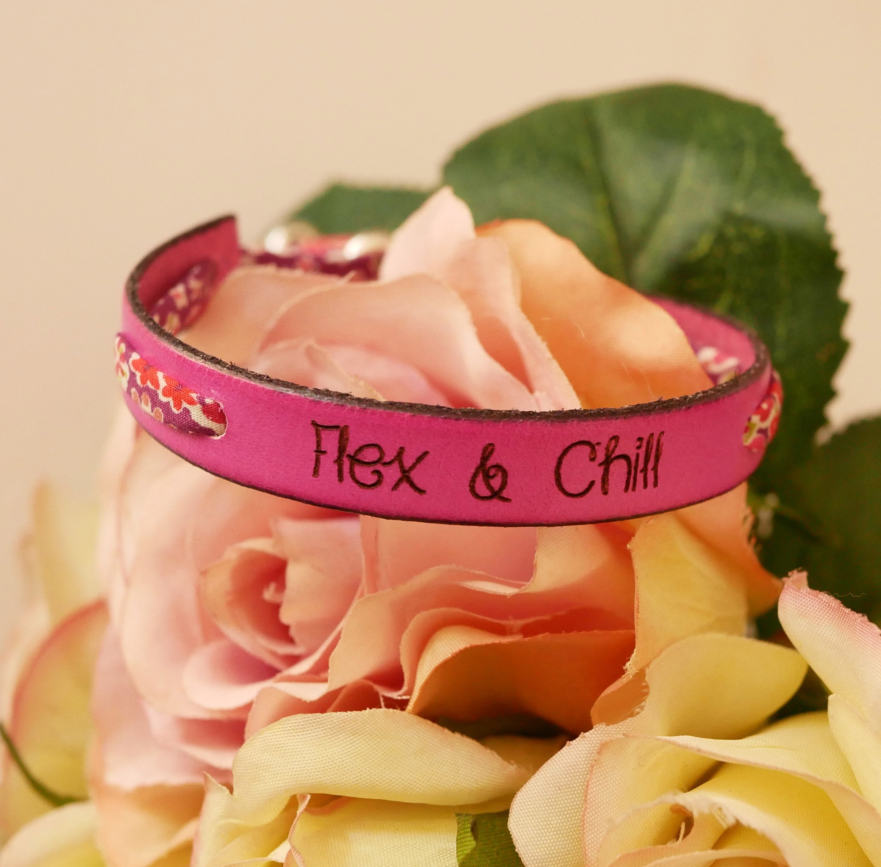 Florâme gegraveerde Flex &amp; Chill armband met bevrijd bloemenlint op fuchsia leer