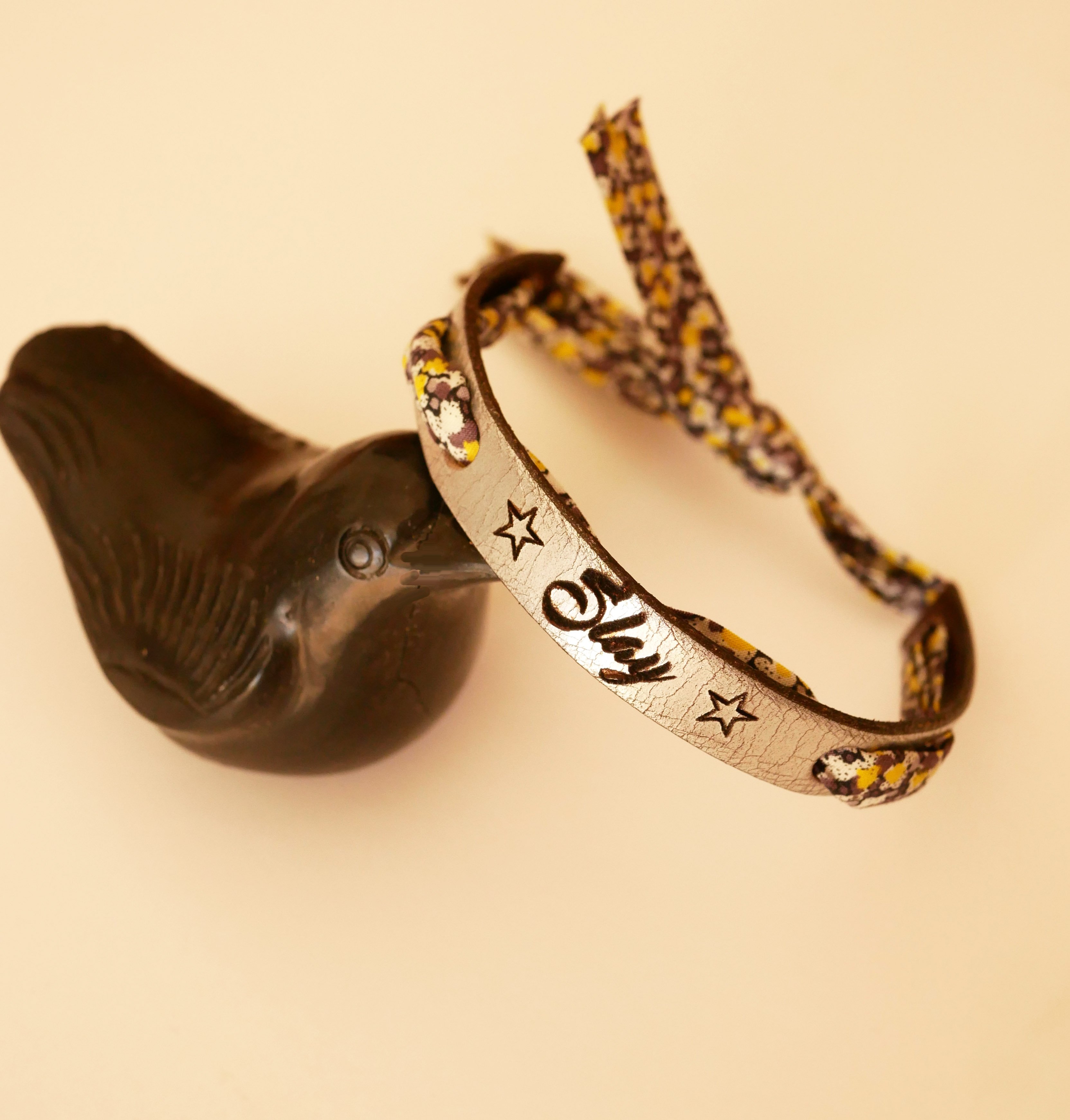 Florâme armband gegraveerd met gele bloemen op zilverleer