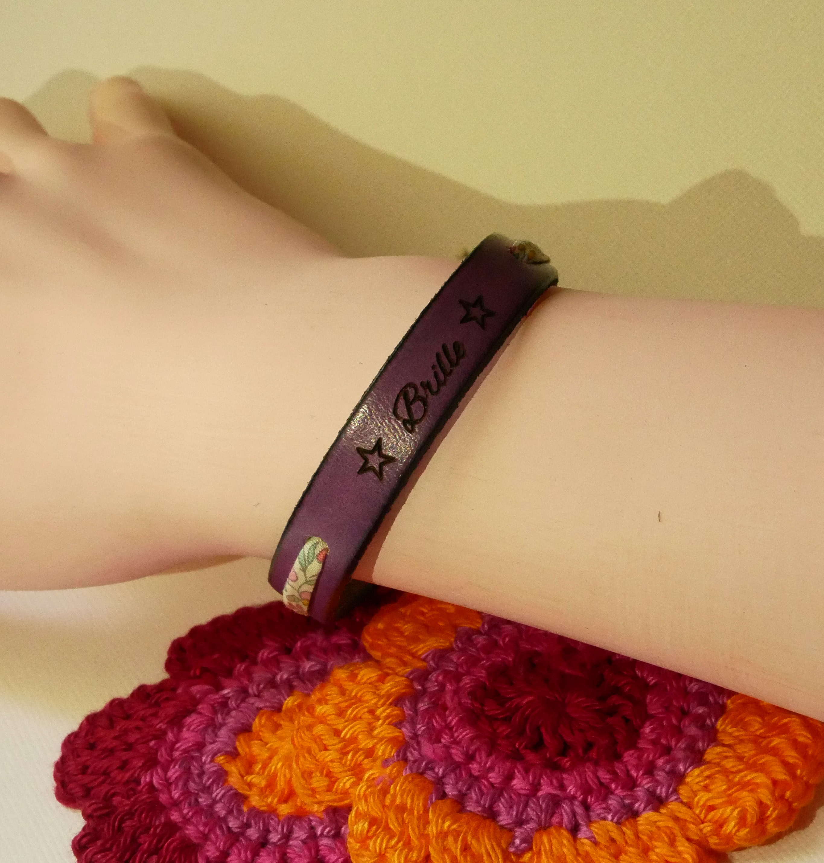 Florâme "Brille" gegraveerde armband met pastel liberty lint op paars leer