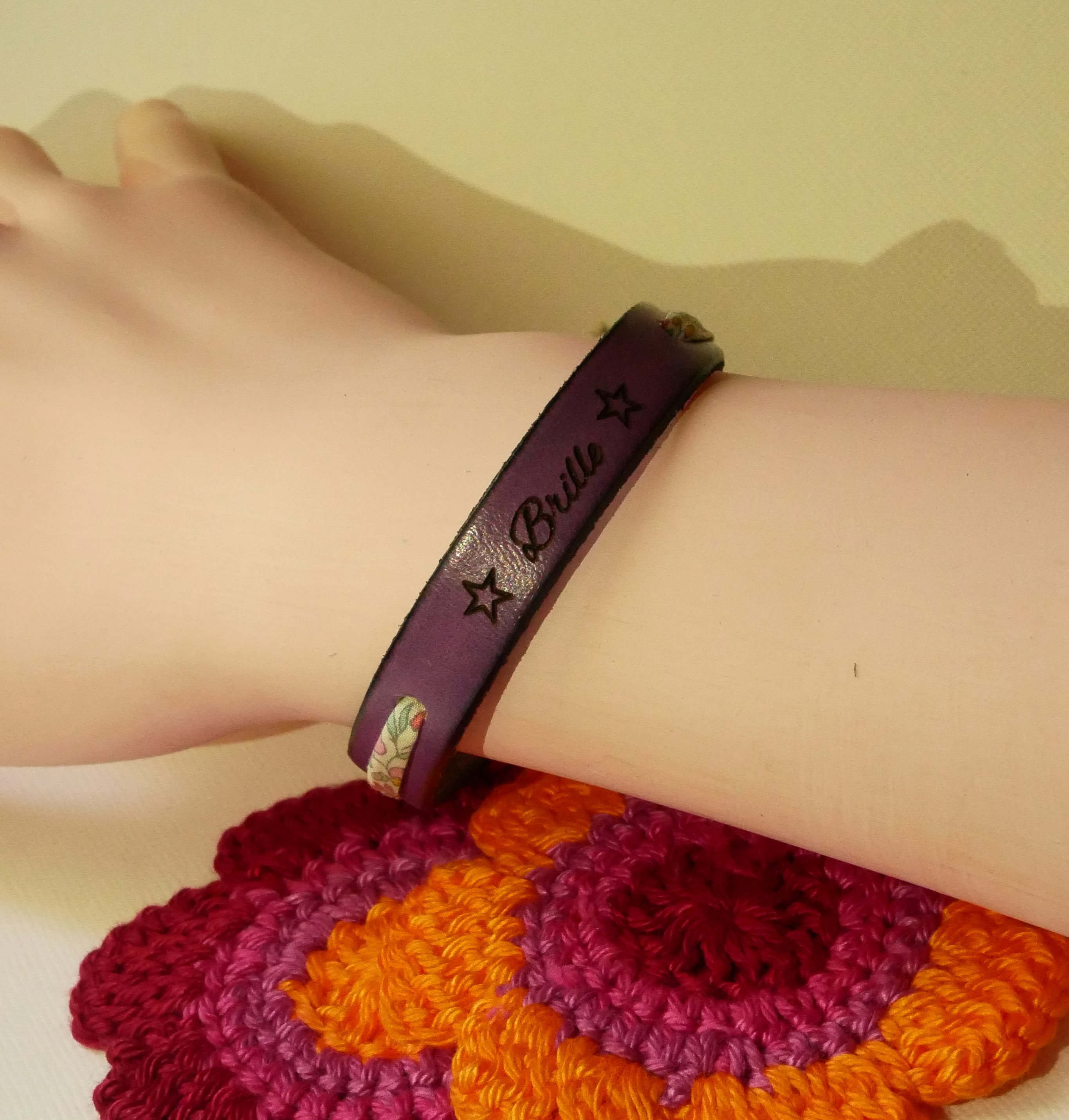 Florâme "Brille" gegraveerde armband met pastel liberty lint op paars leer
