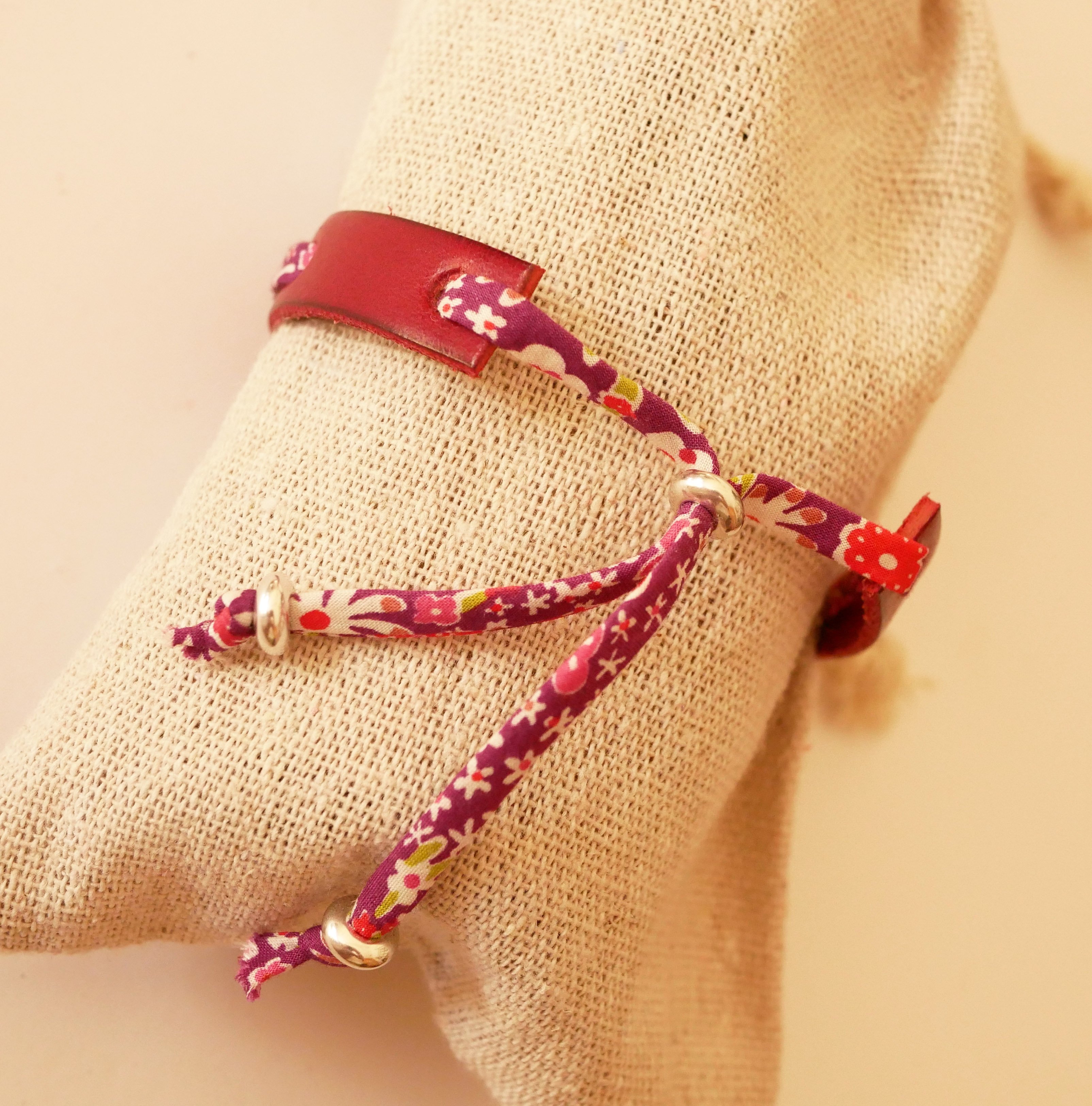 Florâme Good vibes gegraveerde armband met paars liberty lint op rood leer