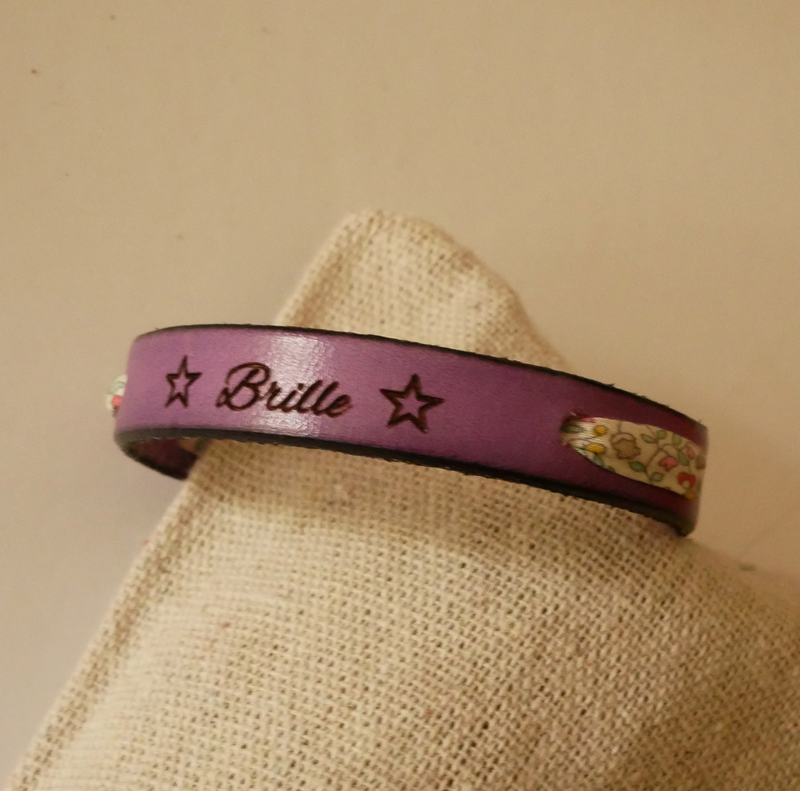 Florâme "Brille" gegraveerde armband met pastel liberty lint op paars leer