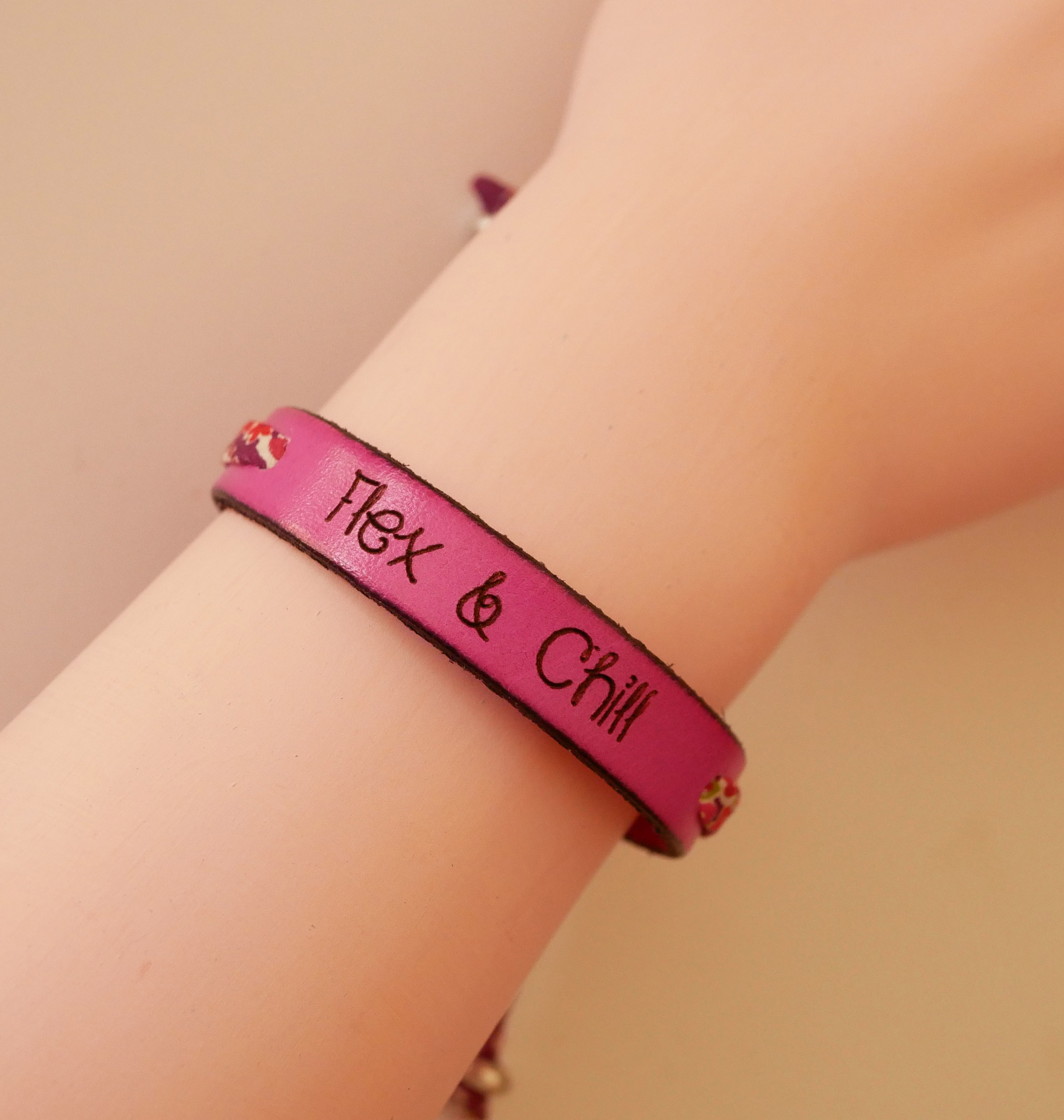 Florâme gegraveerde Flex &amp; Chill armband met bevrijd bloemenlint op fuchsia leer