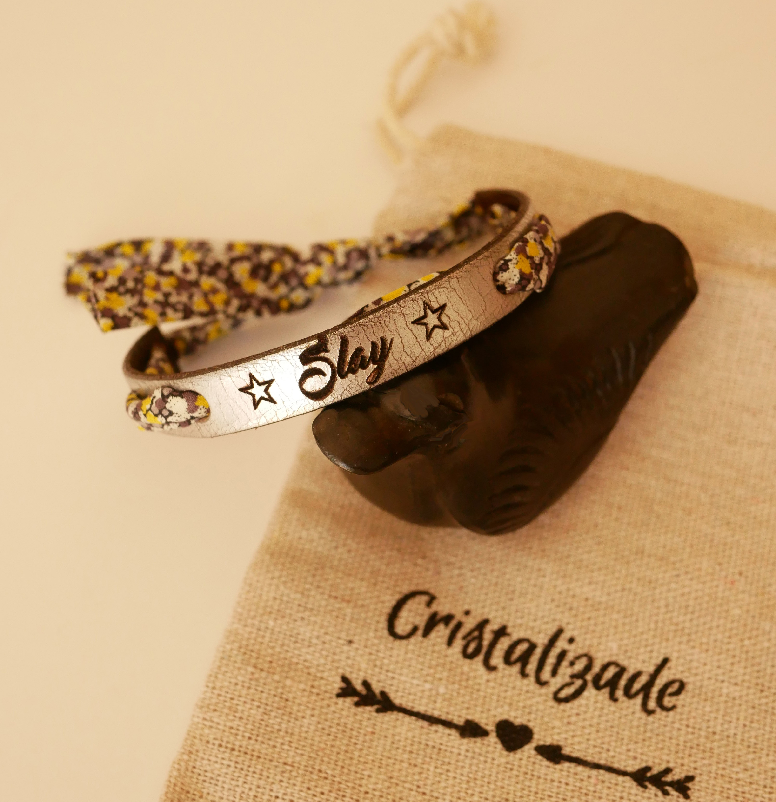 Florâme armband gegraveerd met gele bloemen op zilverleer