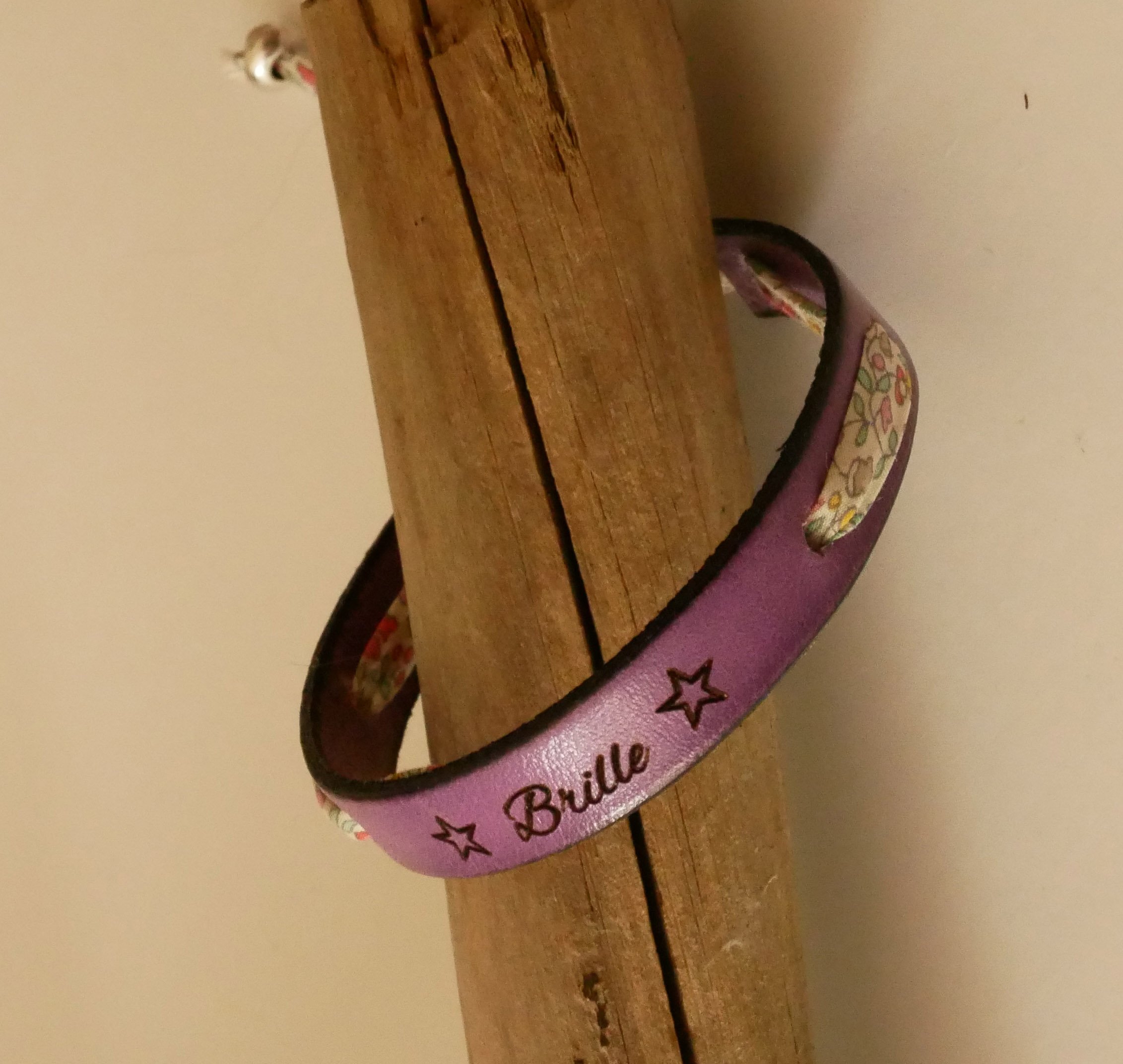 Florâme "Brille" gegraveerde armband met pastel liberty lint op paars leer