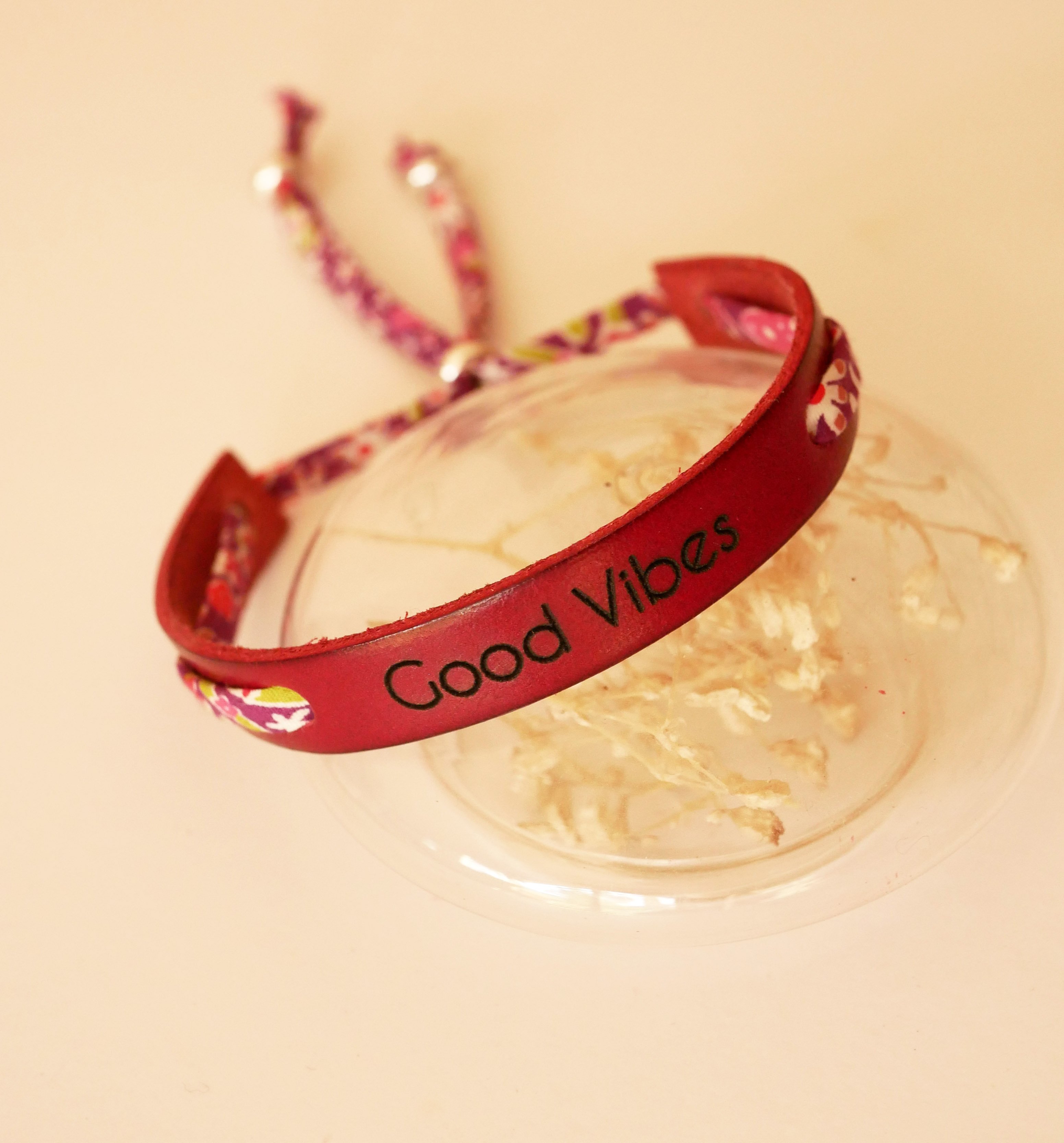 Florâme Good vibes gegraveerde armband met paars liberty lint op rood leer