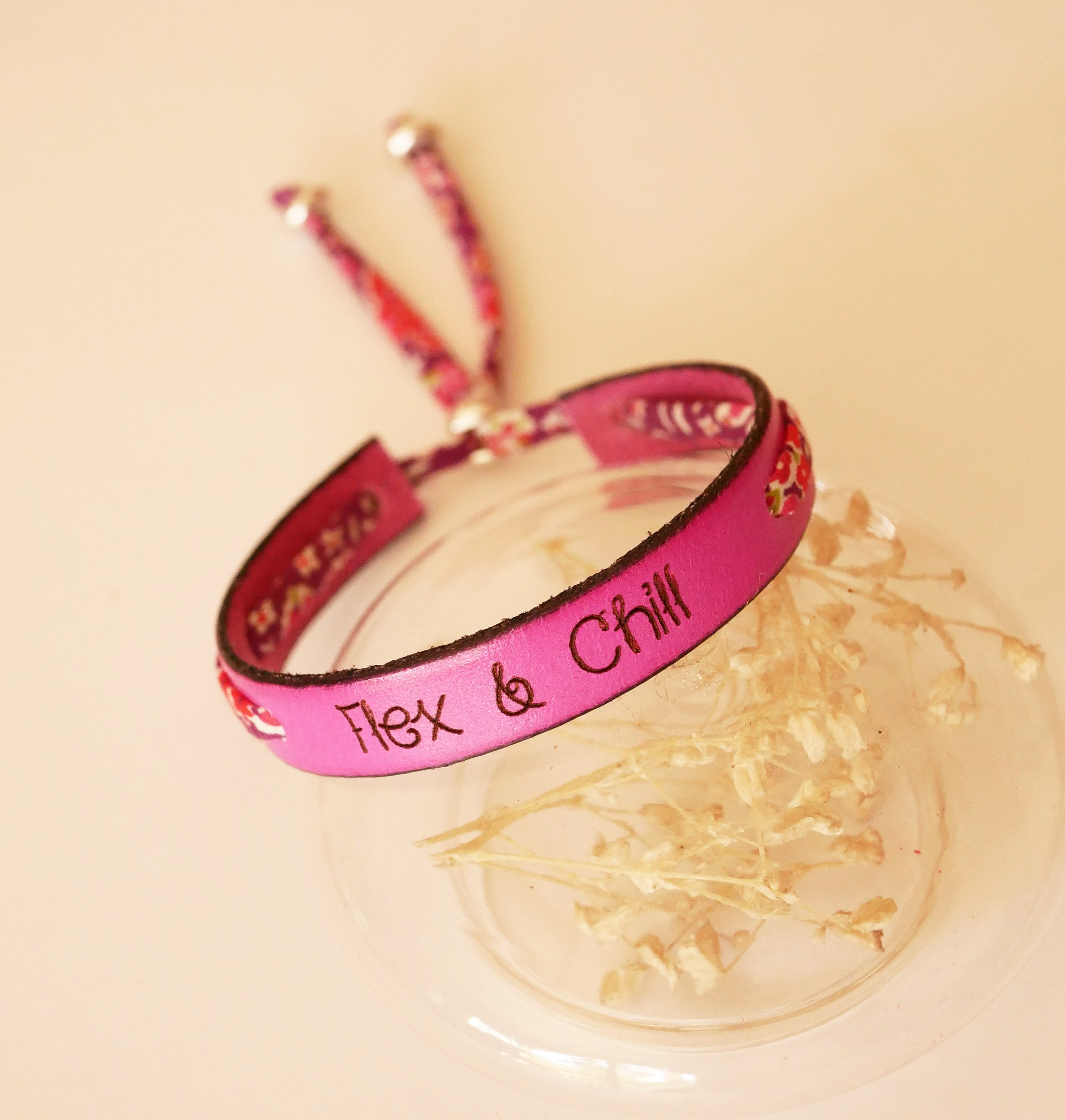 Florâme gegraveerde Flex &amp; Chill armband met bevrijd bloemenlint op fuchsia leer