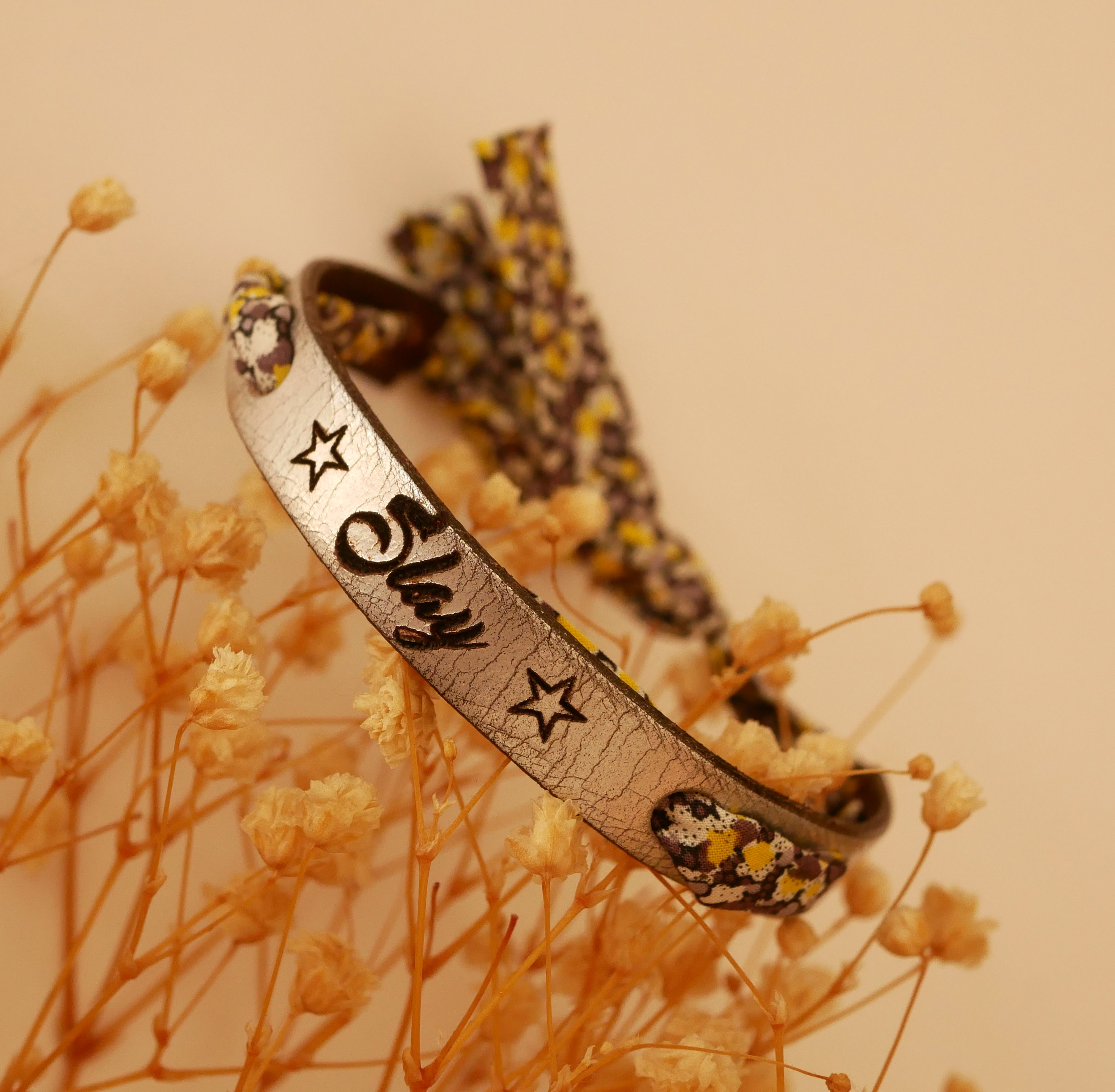 Florâme armband gegraveerd met gele bloemen op zilverleer
