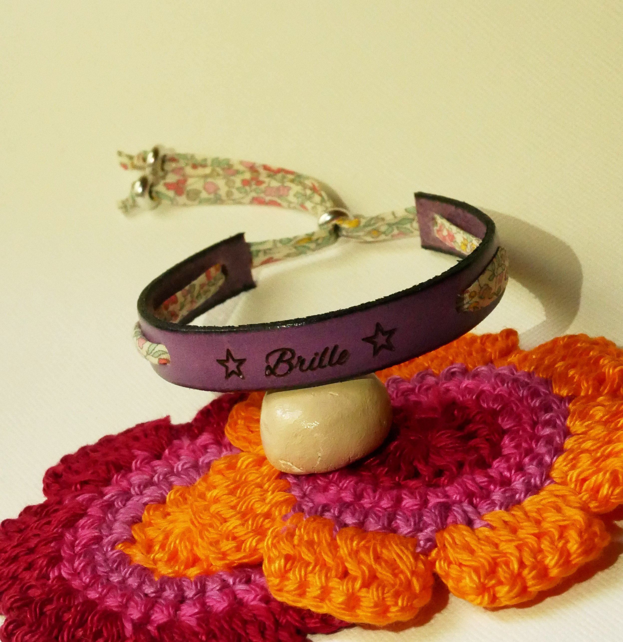 Florâme "Brille" gegraveerde armband met pastel liberty lint op paars leer