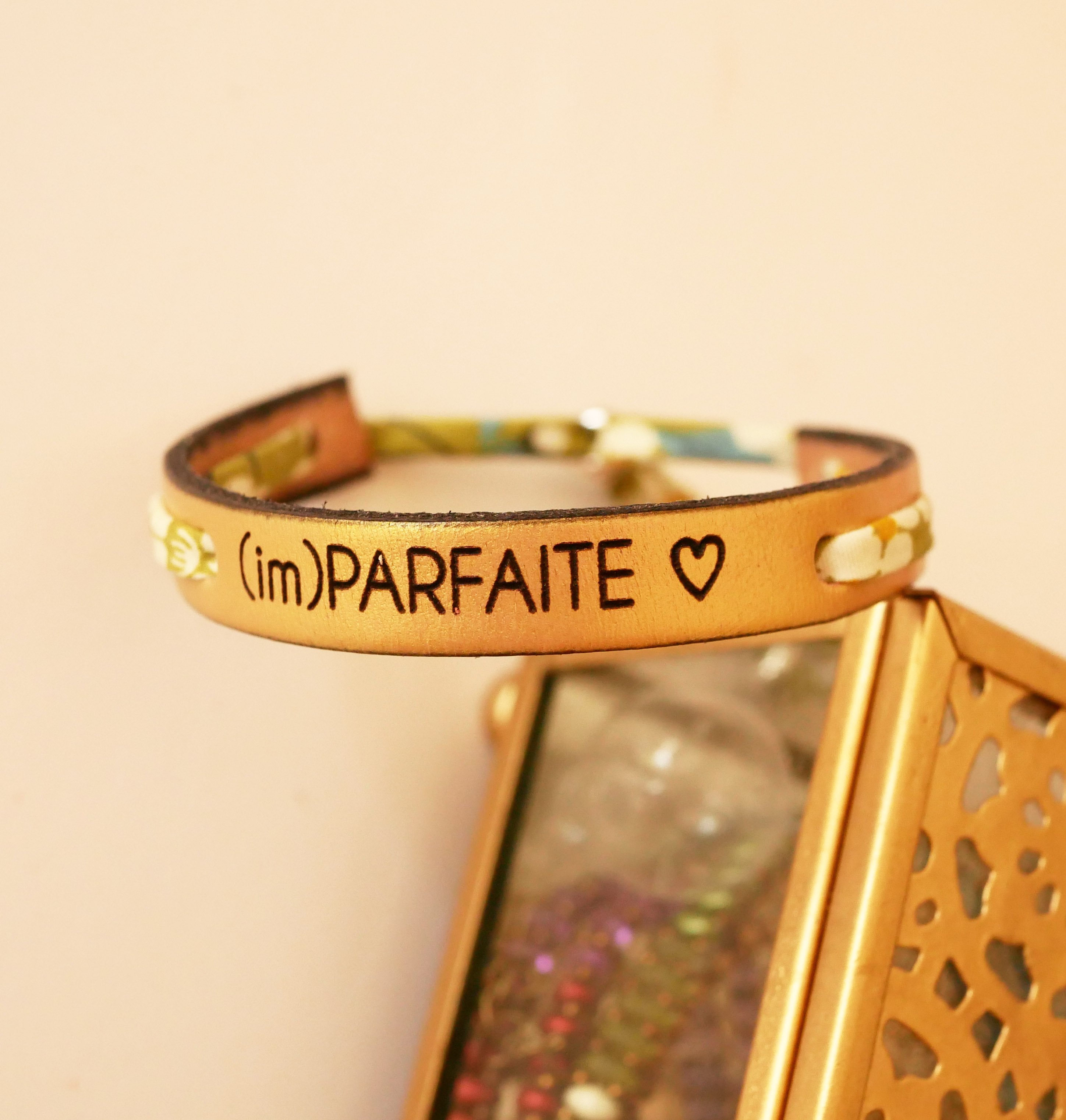 ImParfaite gegraveerde Flor&acirc;me armband met lichtgroen bevrijdingslint op goudleer 