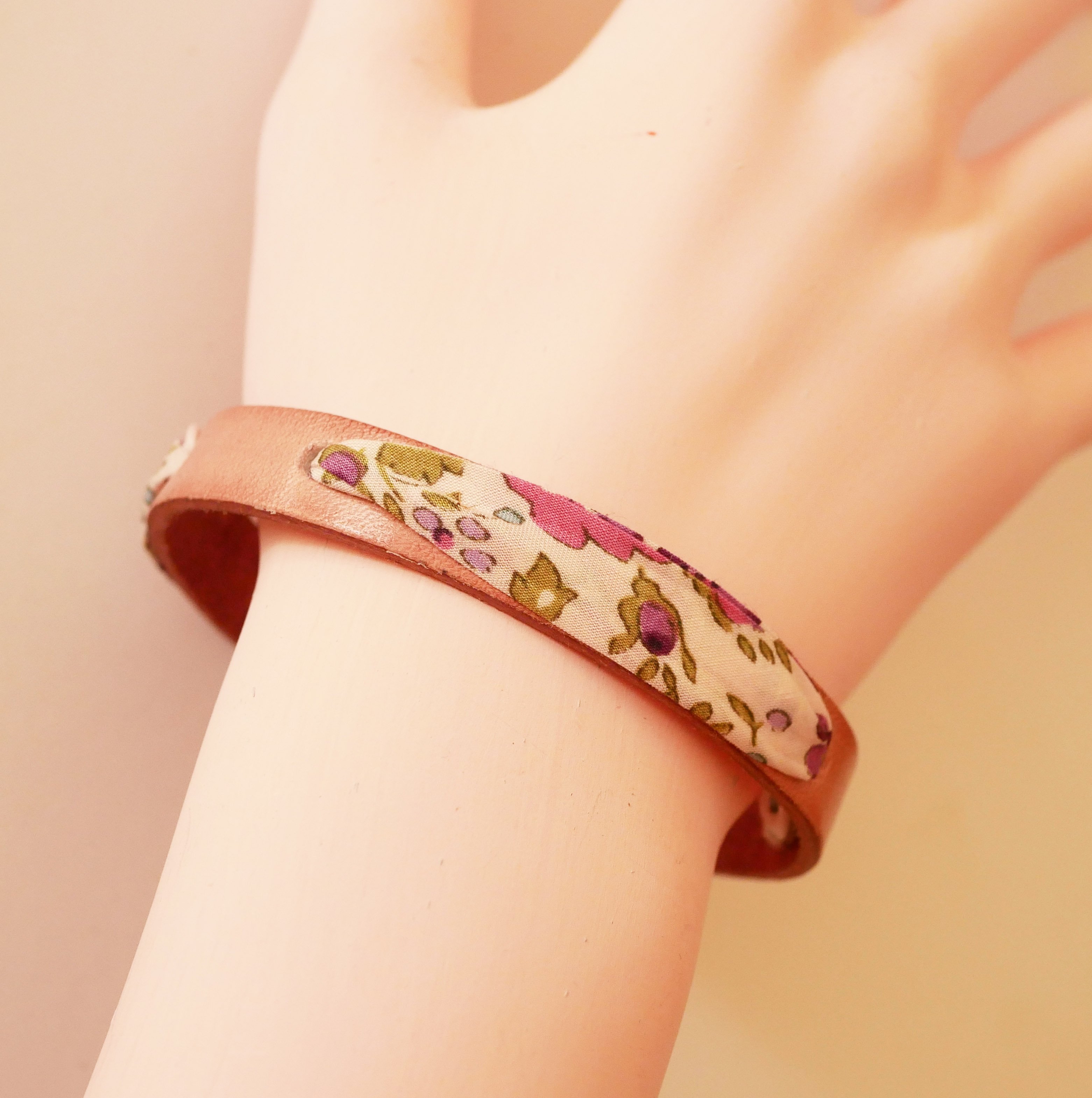 Gepersonaliseerde Florâme armband met vrijheidslint en leer naar keuze