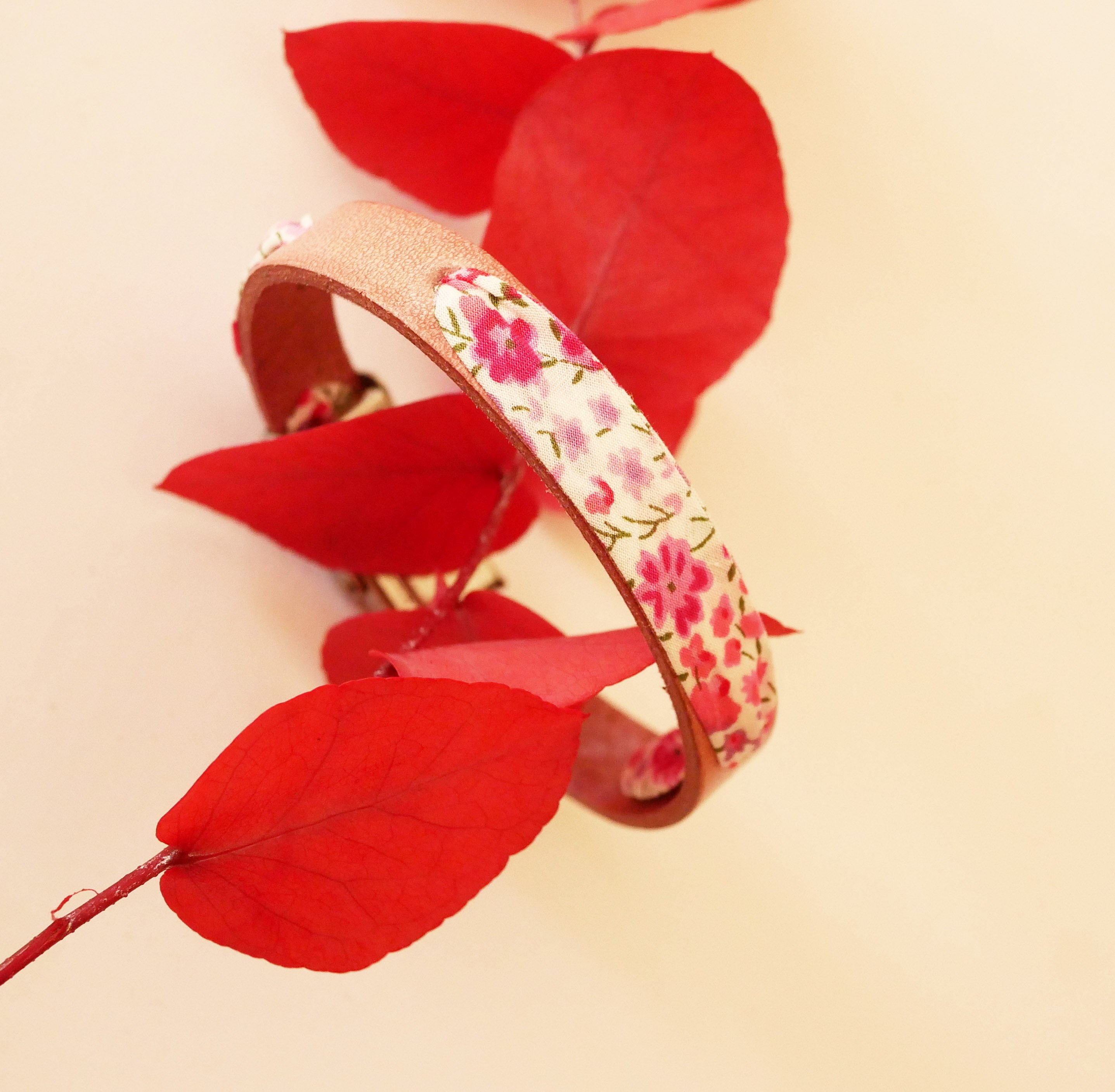 Florâme armband met roze liberty lint bloemen op oud roze leer