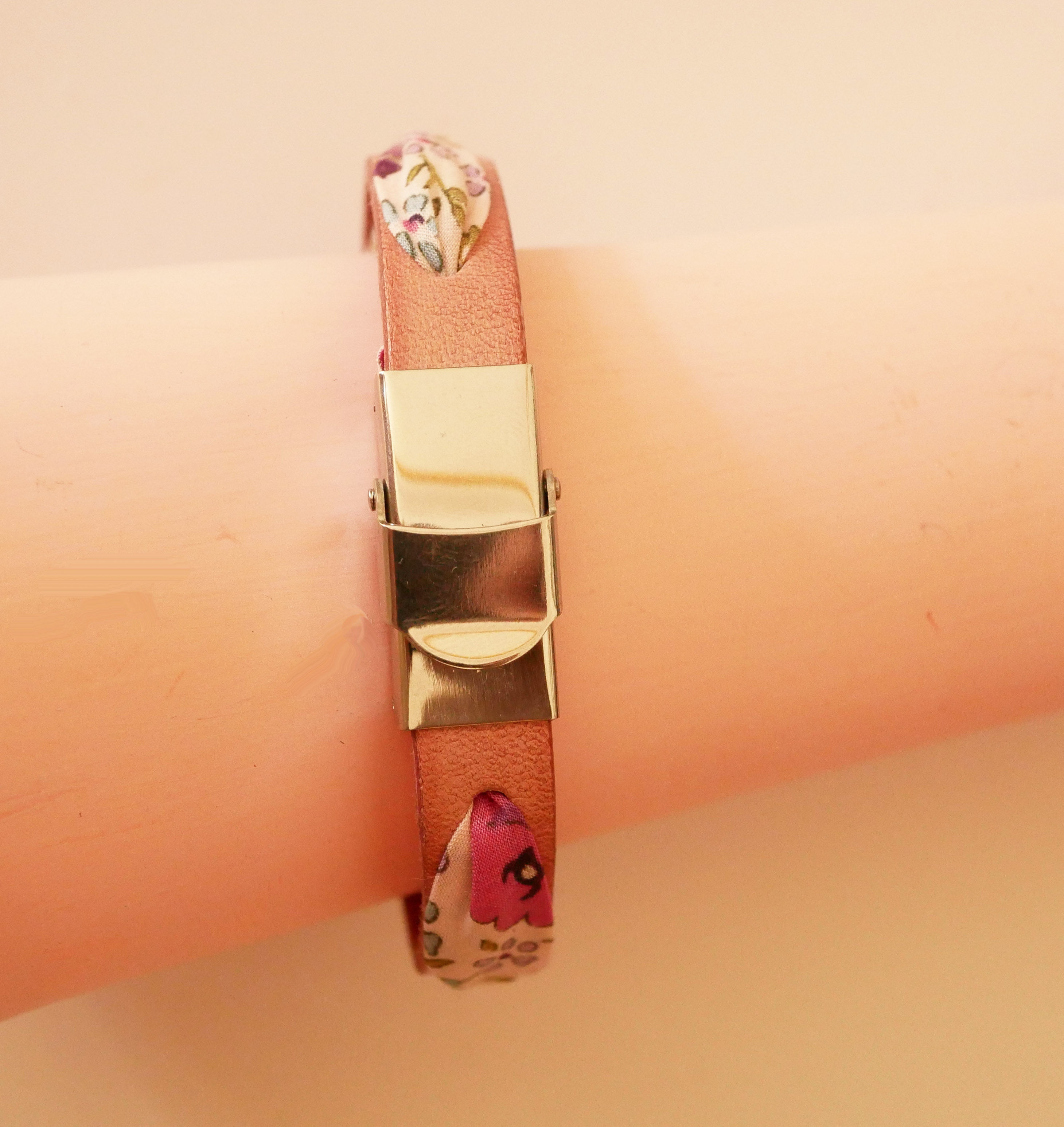 Florâme armband met vrijheidslint en paarse bloemen op verouderd roze leer