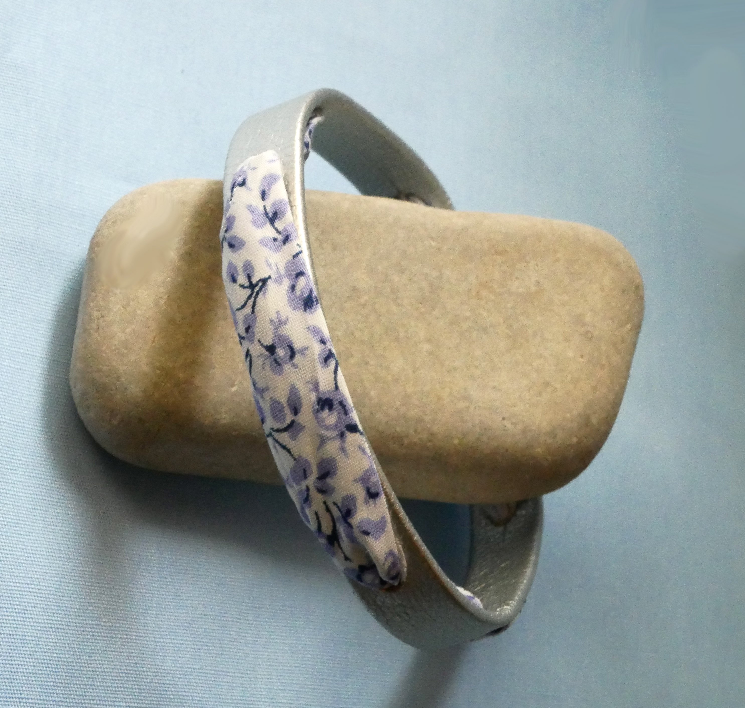 Florâme armband met bevrijdingslint blauwe bloemen op zilverleer