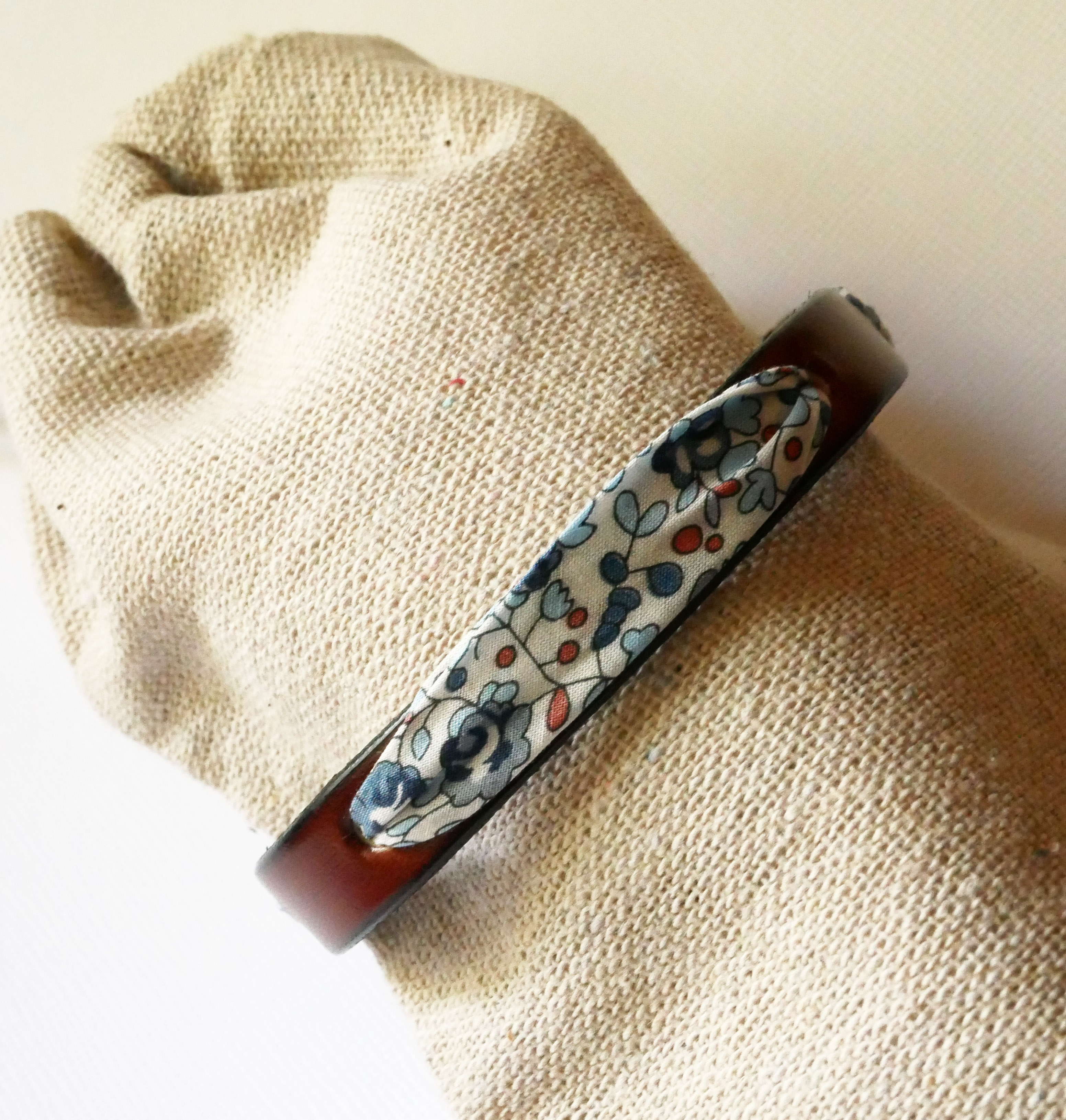 Florâme armband met bevrijdingslint Eloïse blauwe bloemen op bruin leer