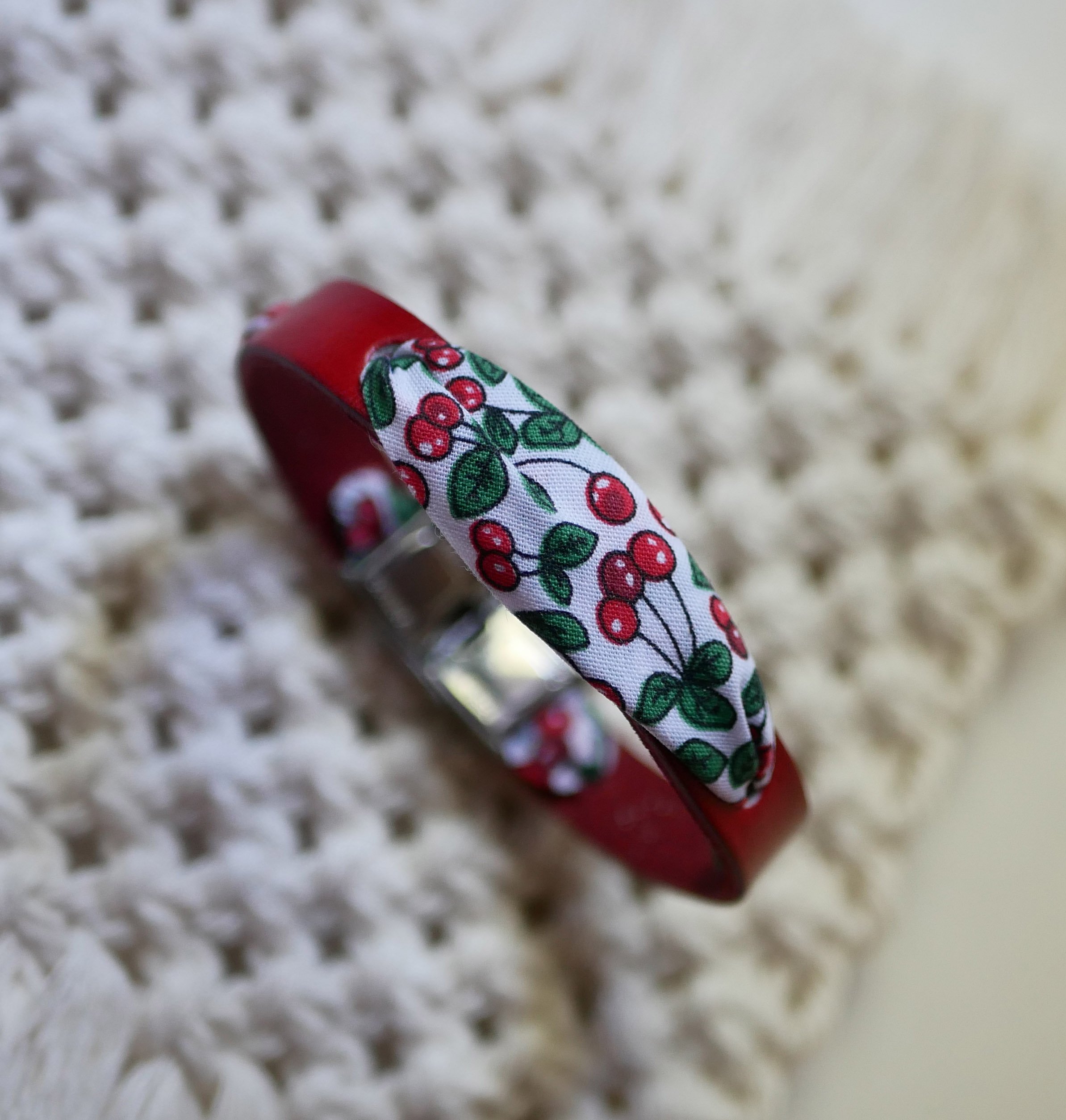 Florâme armband met lint van kersenvruchten op rood leer