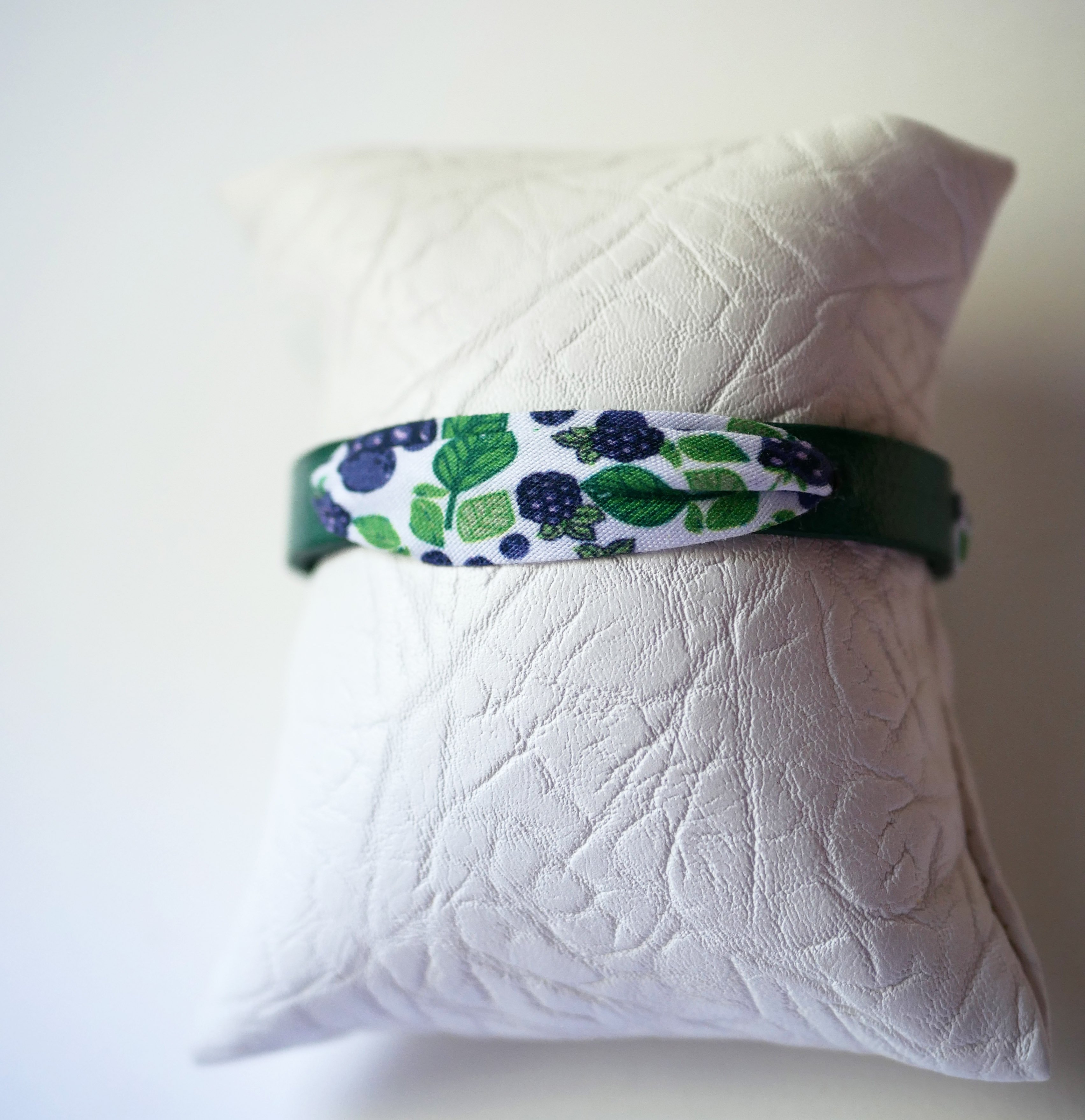 Flor&acirc;me armband met bramenfruit lint op groen leer