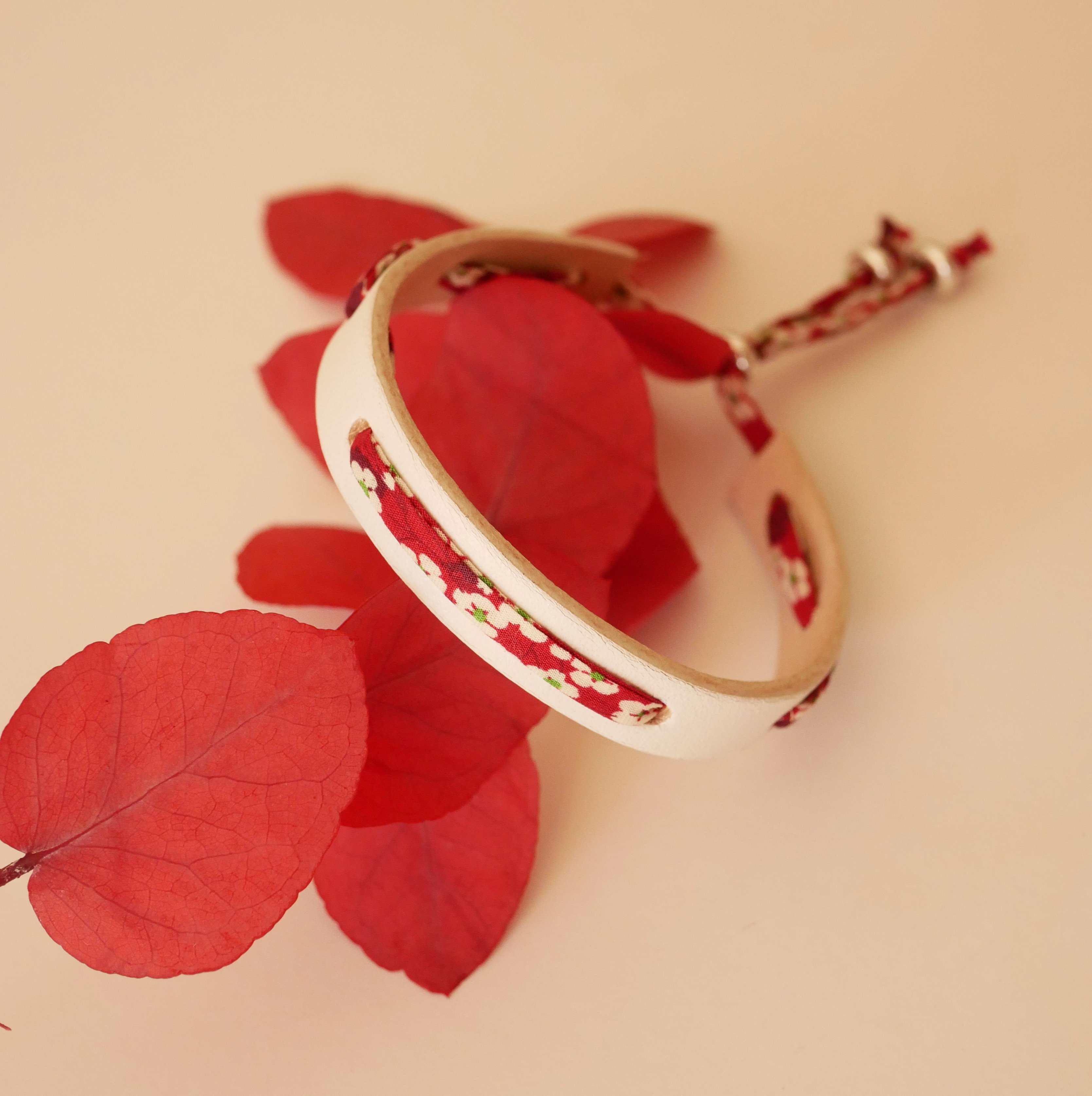 Florâme armband met rood Misti bevrijdingslint op wit leer