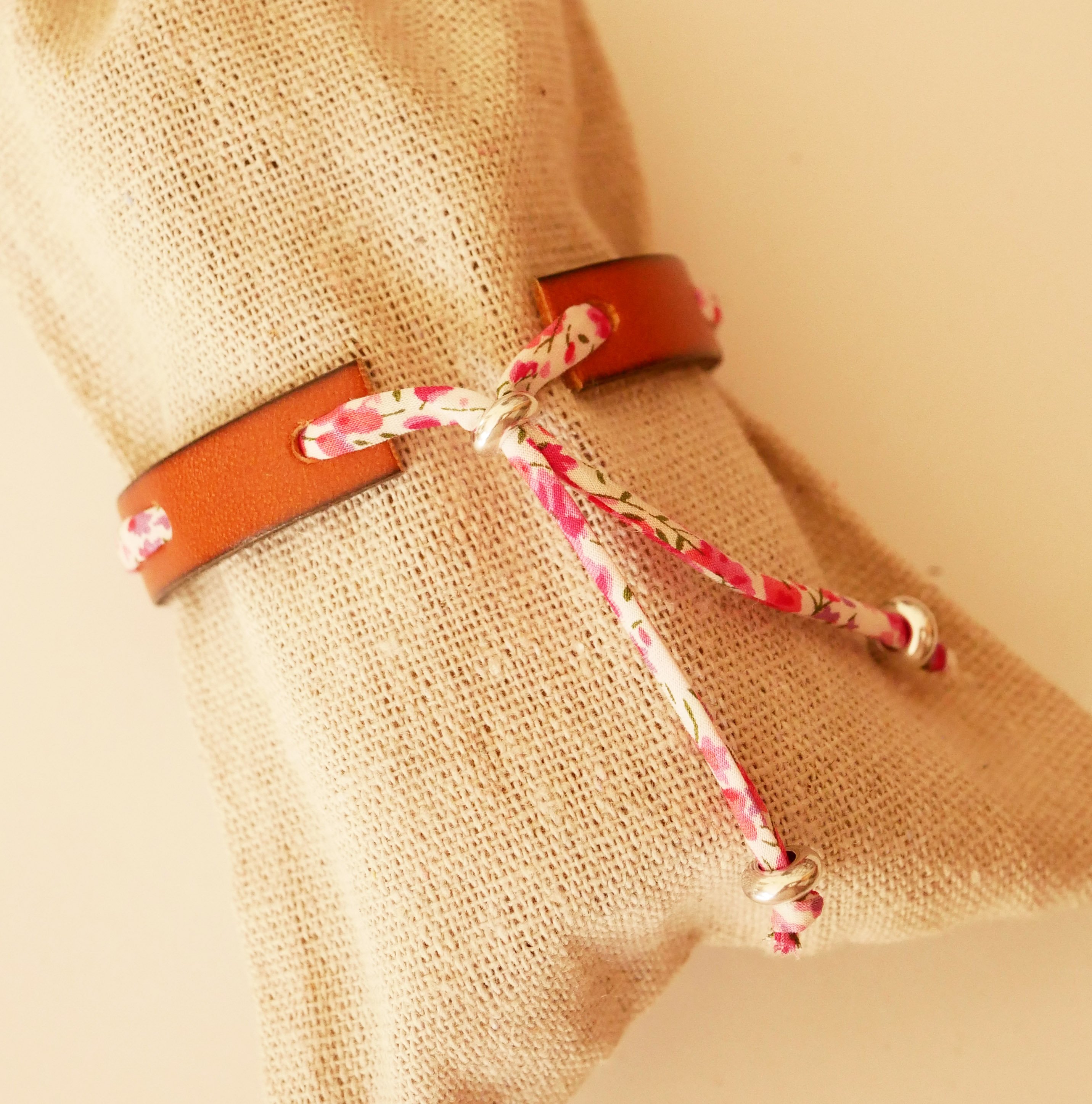 Florâme armband met Phoebe Rose vrijheidslint op bruin leer