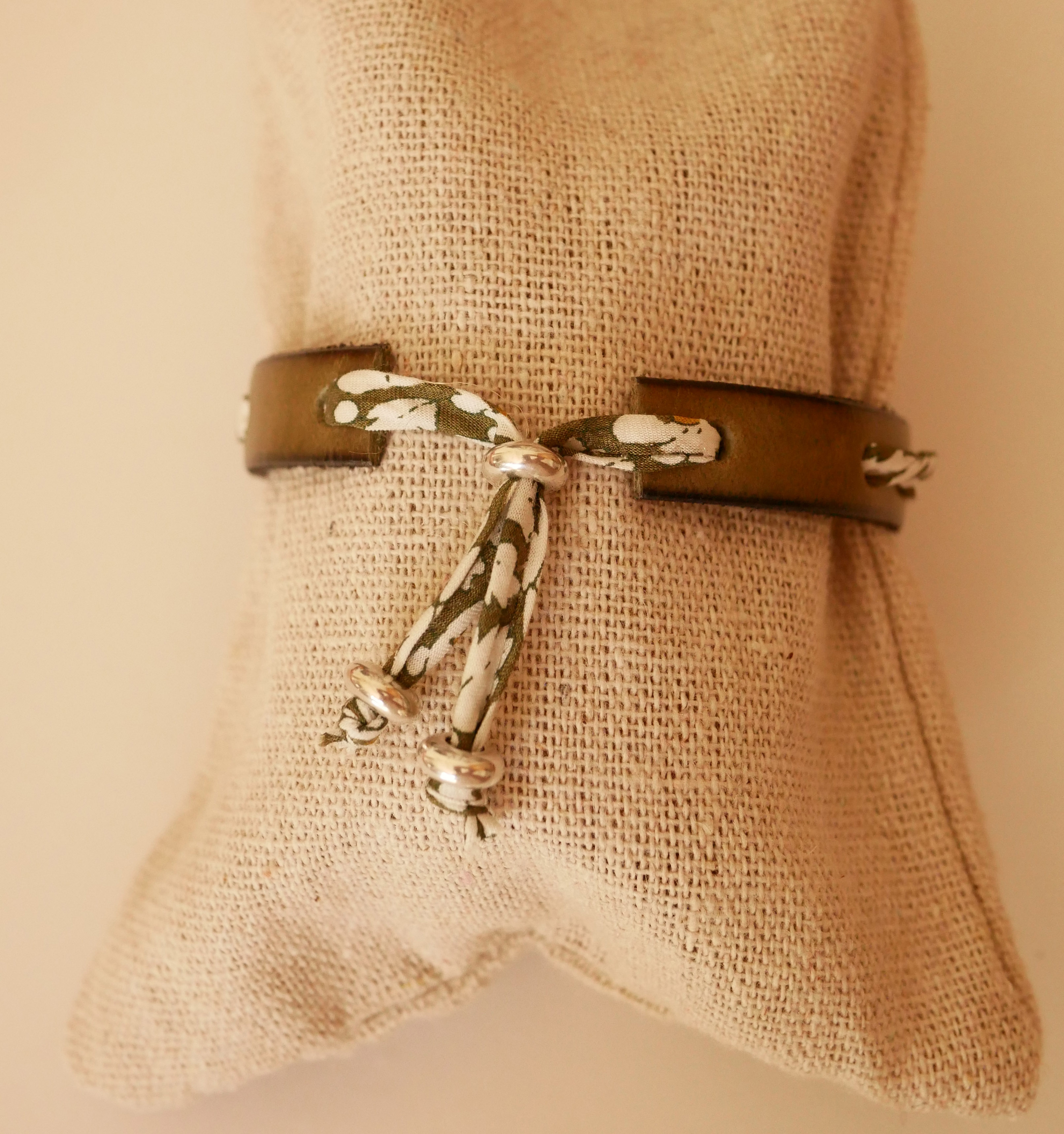 Florâme armband met groen liberty lint op limoengroen leer