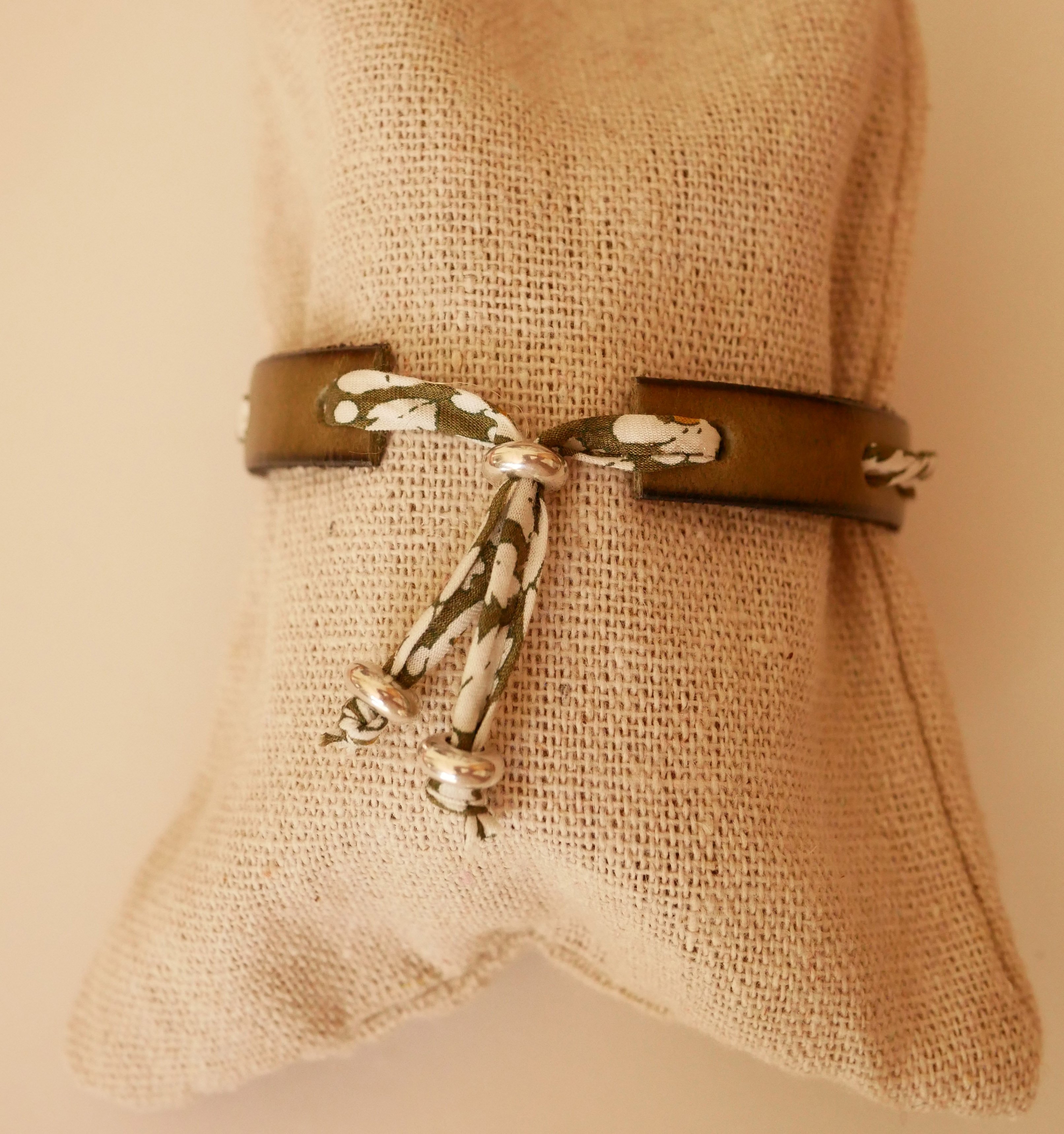 Flor&acirc;me armband met groen liberty lint op limoengroen leer