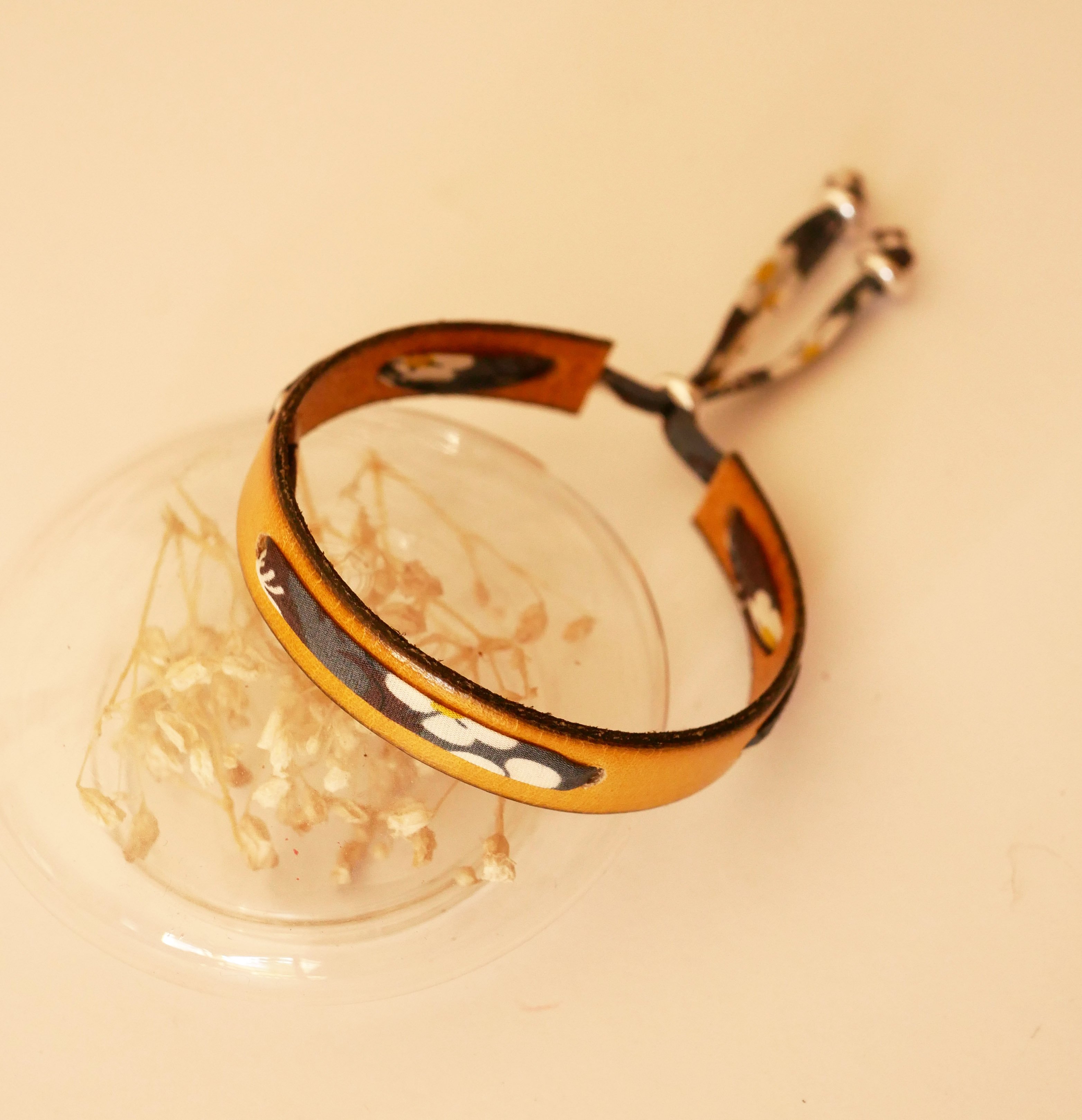 Flor&acirc;me armband met grijs Misti liberty lint op mosterdleer