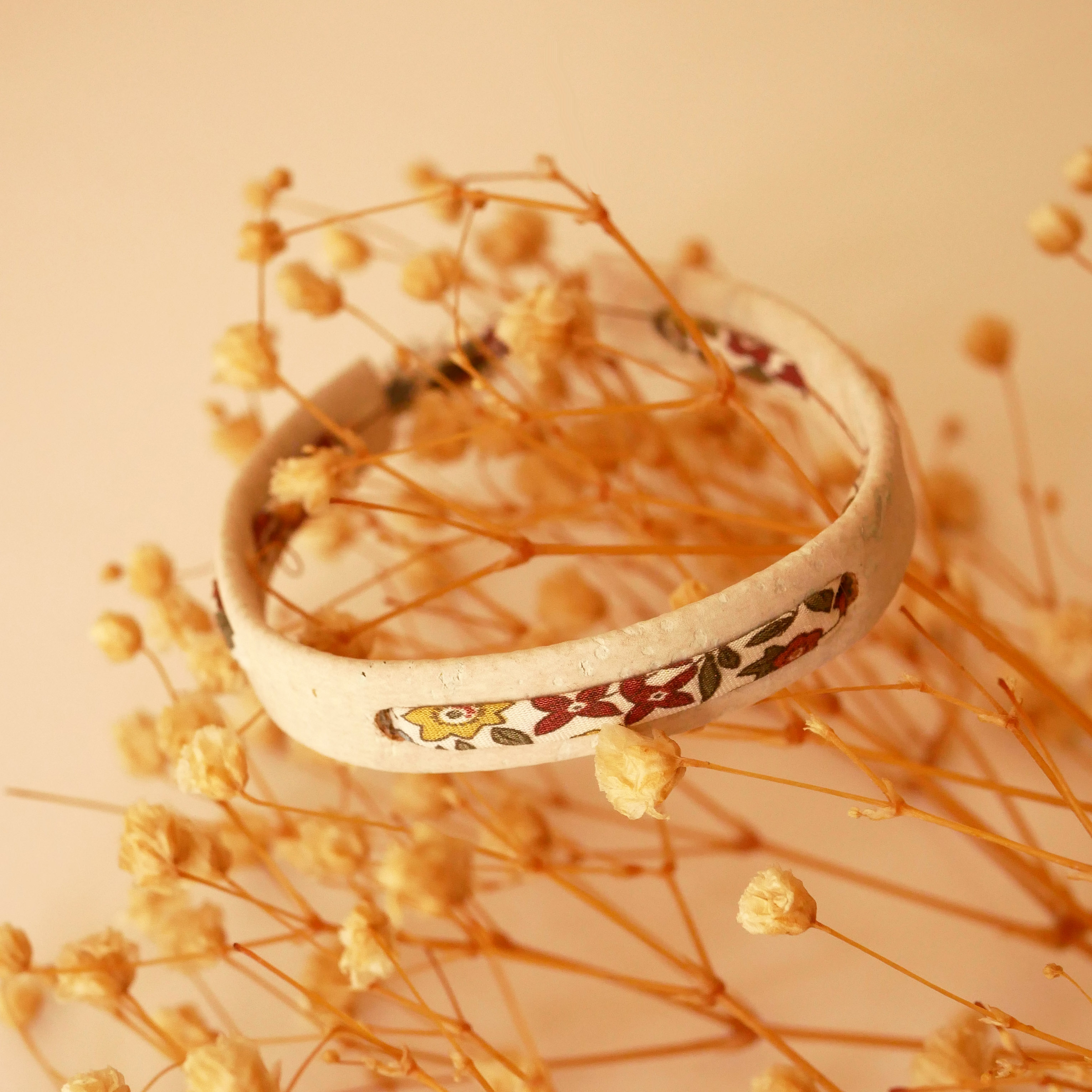 Florâme plantenarmband met Ava liberty lint op wit kurk