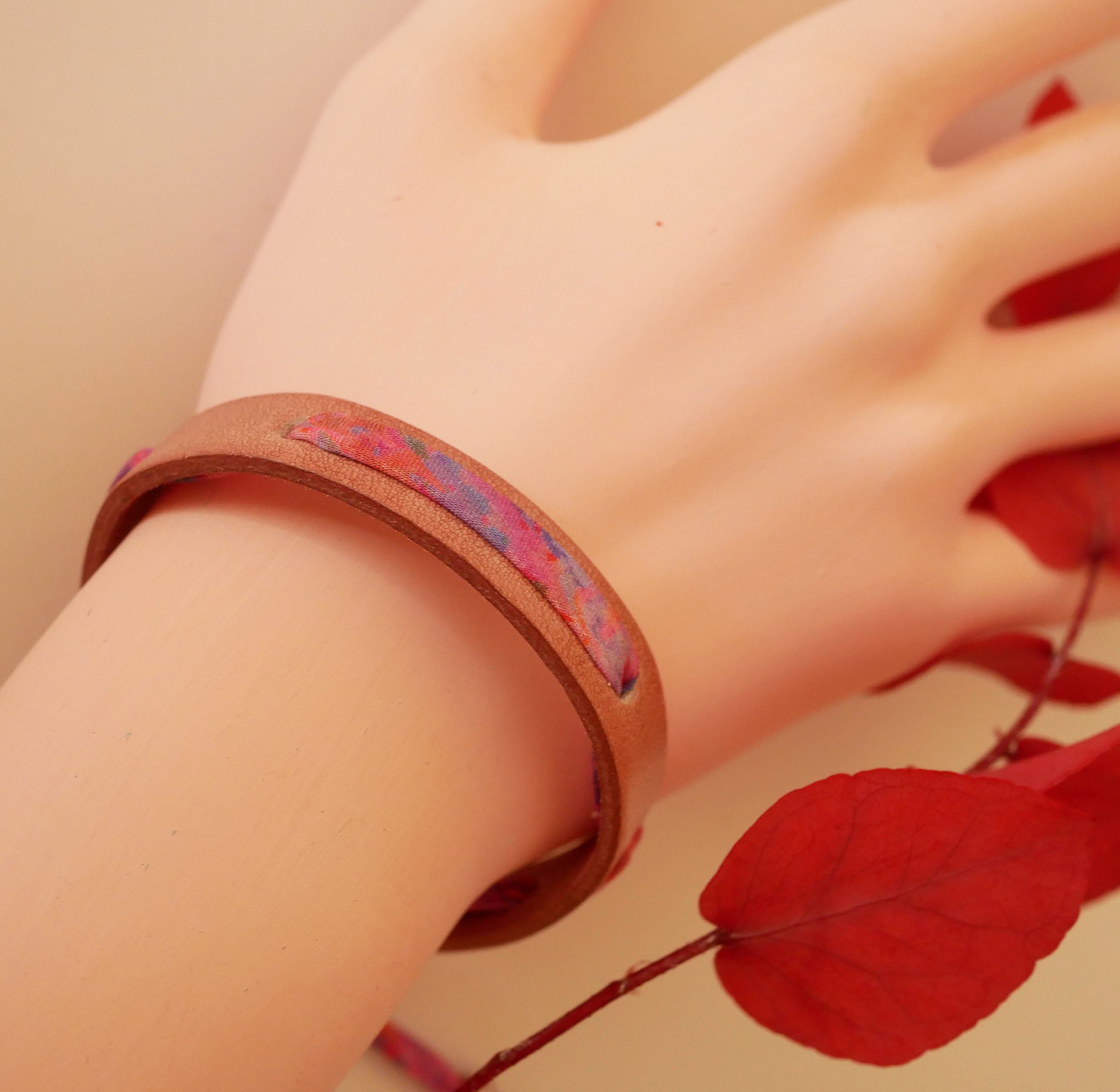 Florâme armband met bevrijd Polly lint op oudroze leer