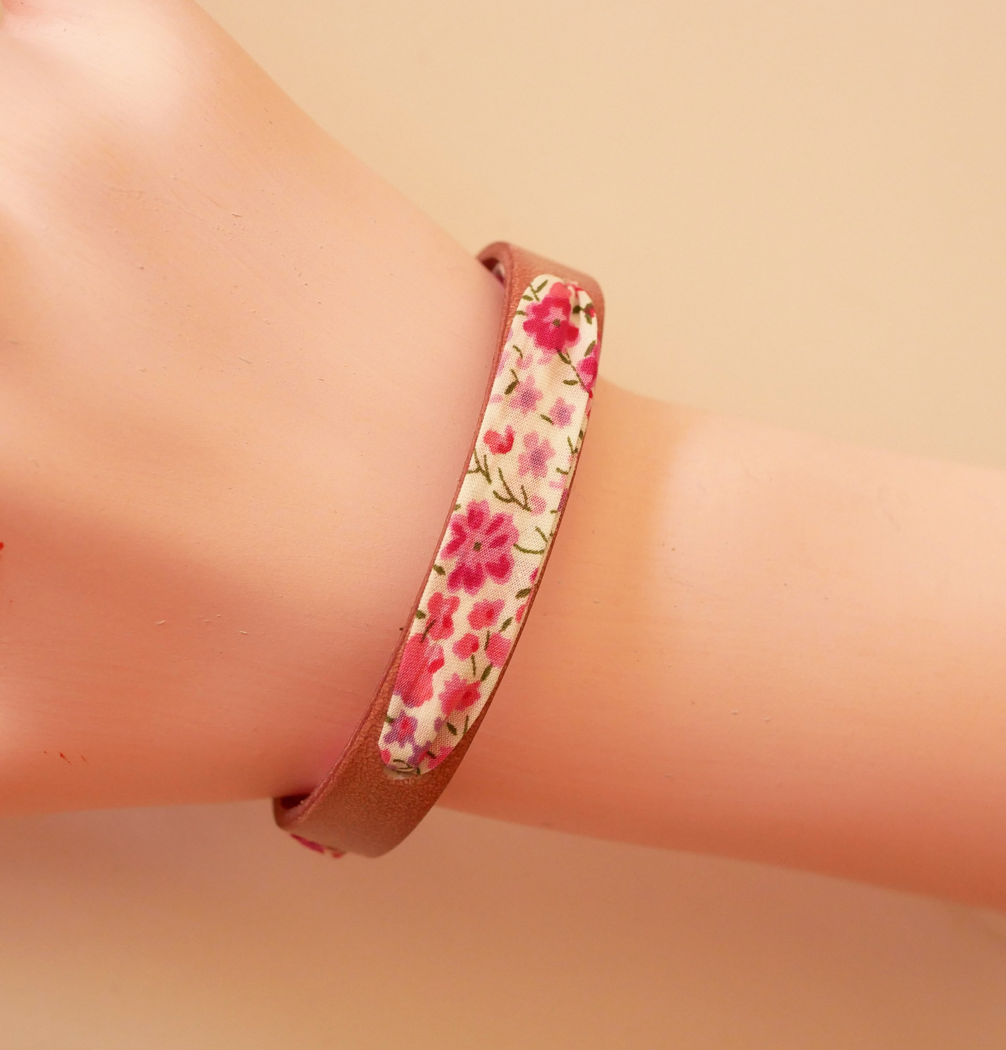 Florâme armband met roze liberty lint bloemen op oud roze leer