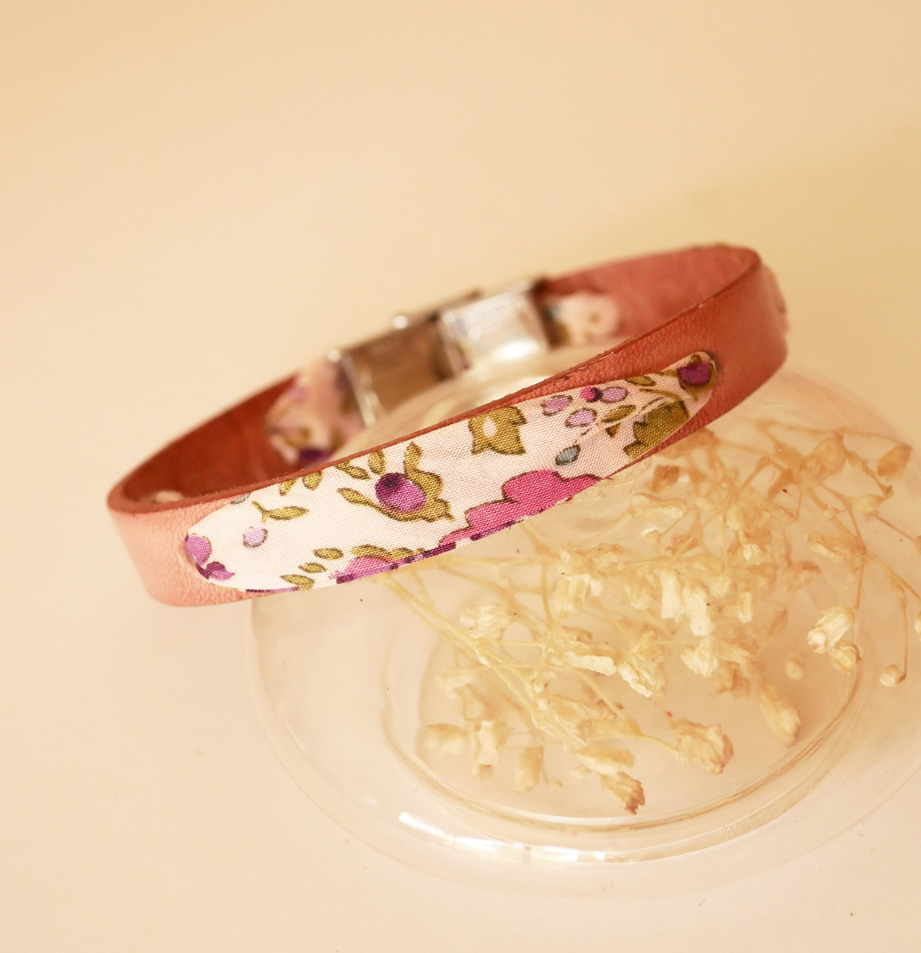 Florâme armband met vrijheidslint en paarse bloemen op verouderd roze leer