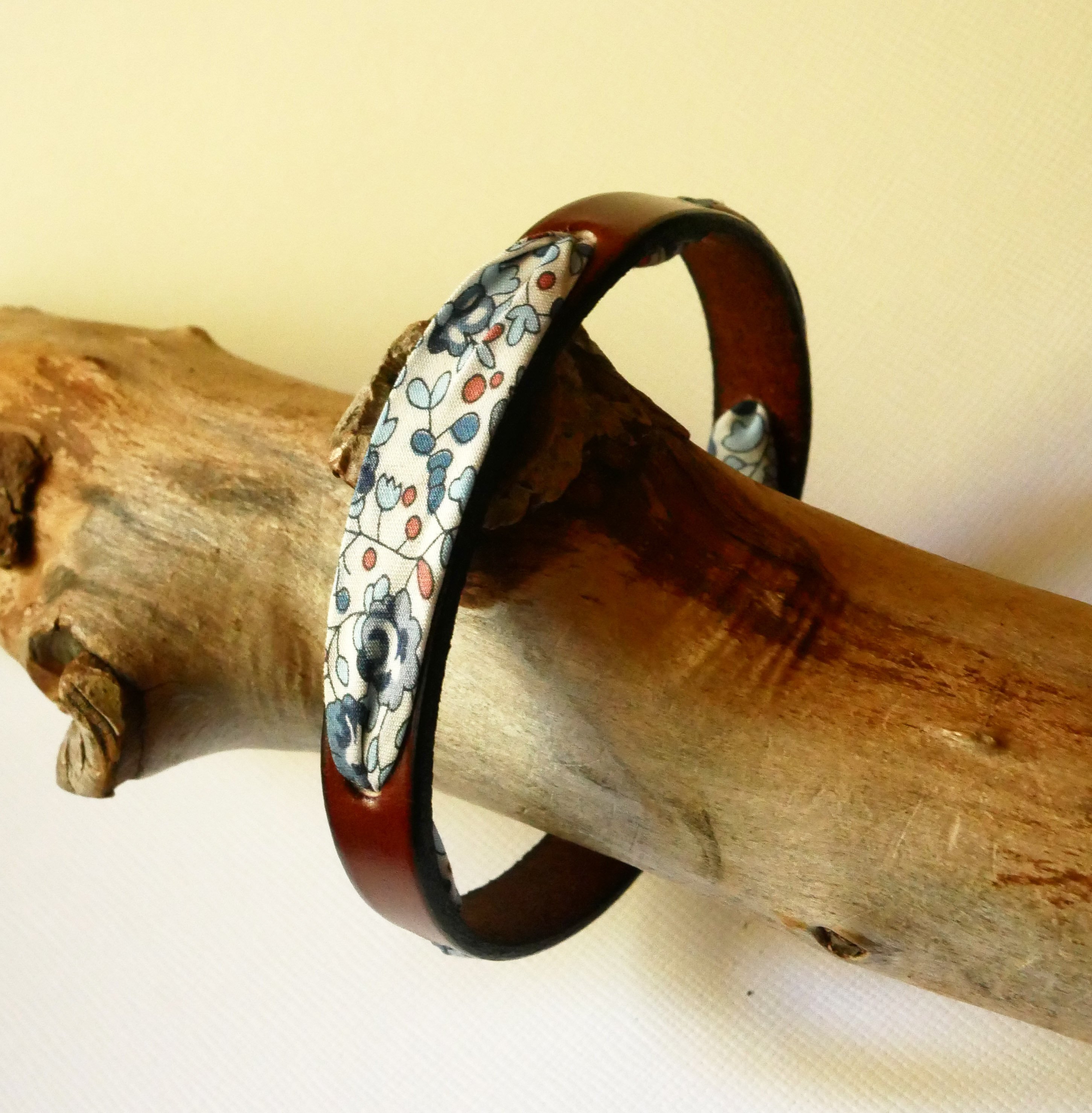 Florâme armband met bevrijdingslint Eloïse blauwe bloemen op bruin leer