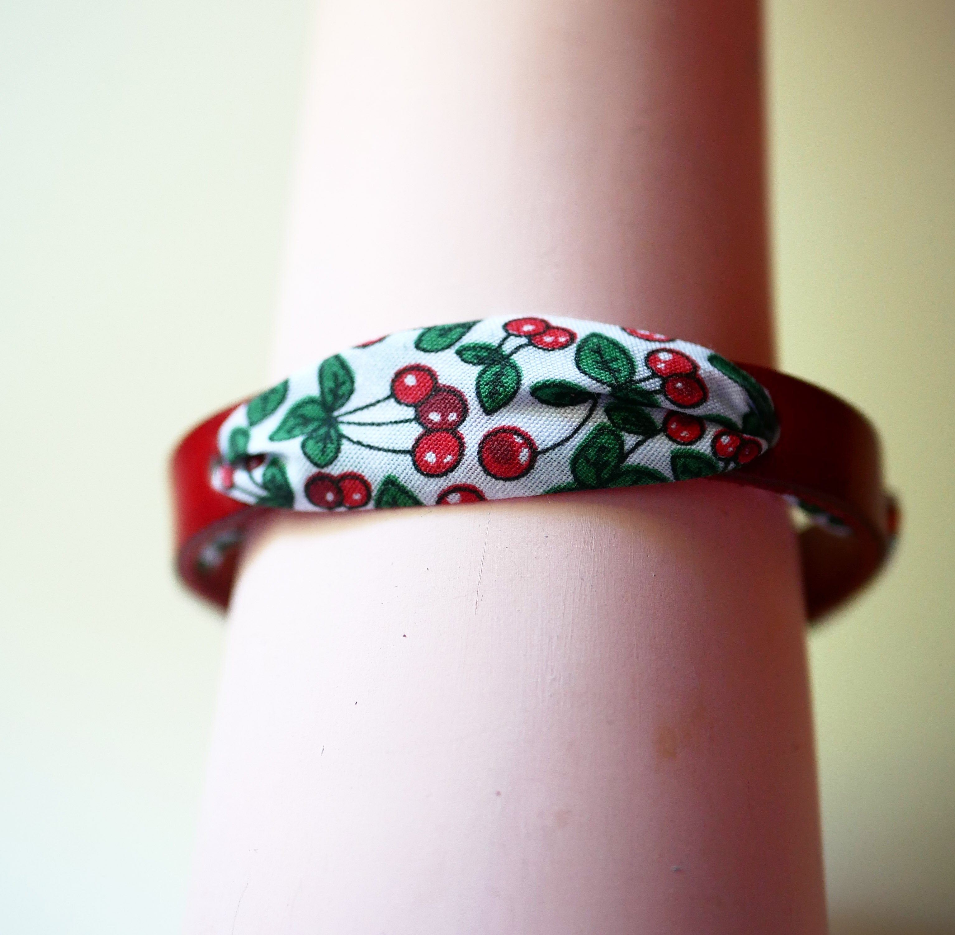 Florâme armband met lint van kersenvruchten op rood leer