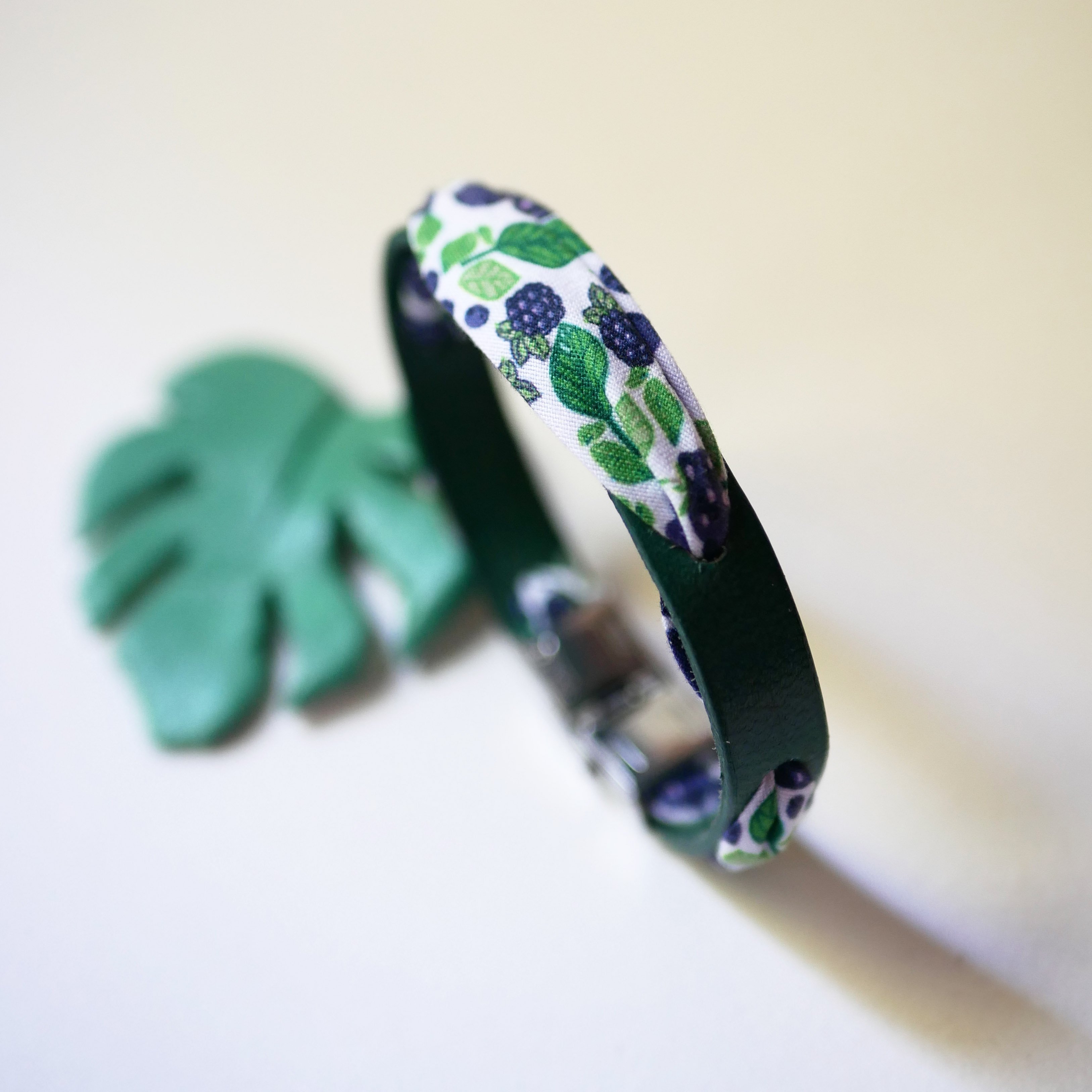 Flor&acirc;me armband met bramenfruit lint op groen leer