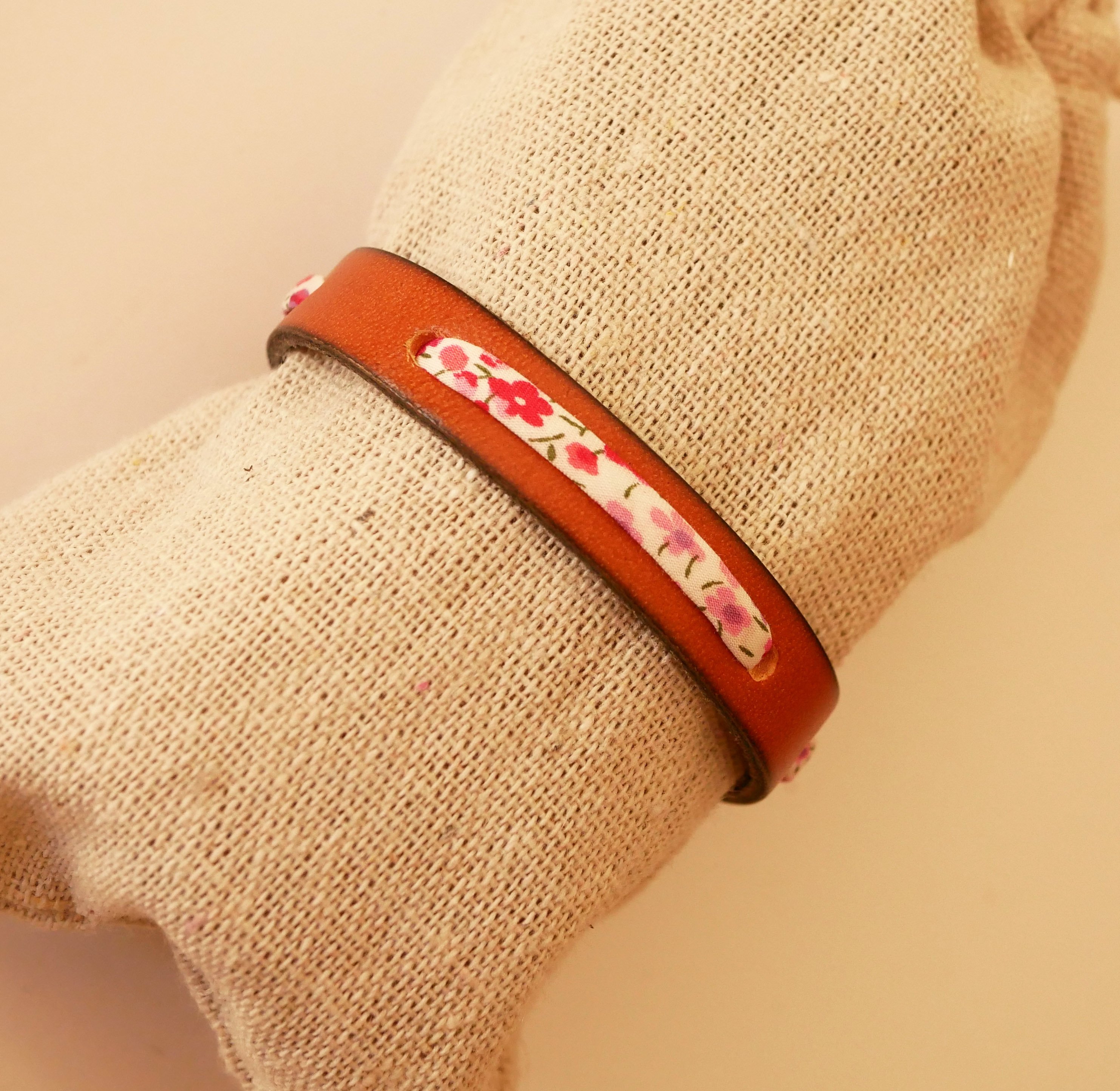 Florâme armband met Phoebe Rose vrijheidslint op bruin leer