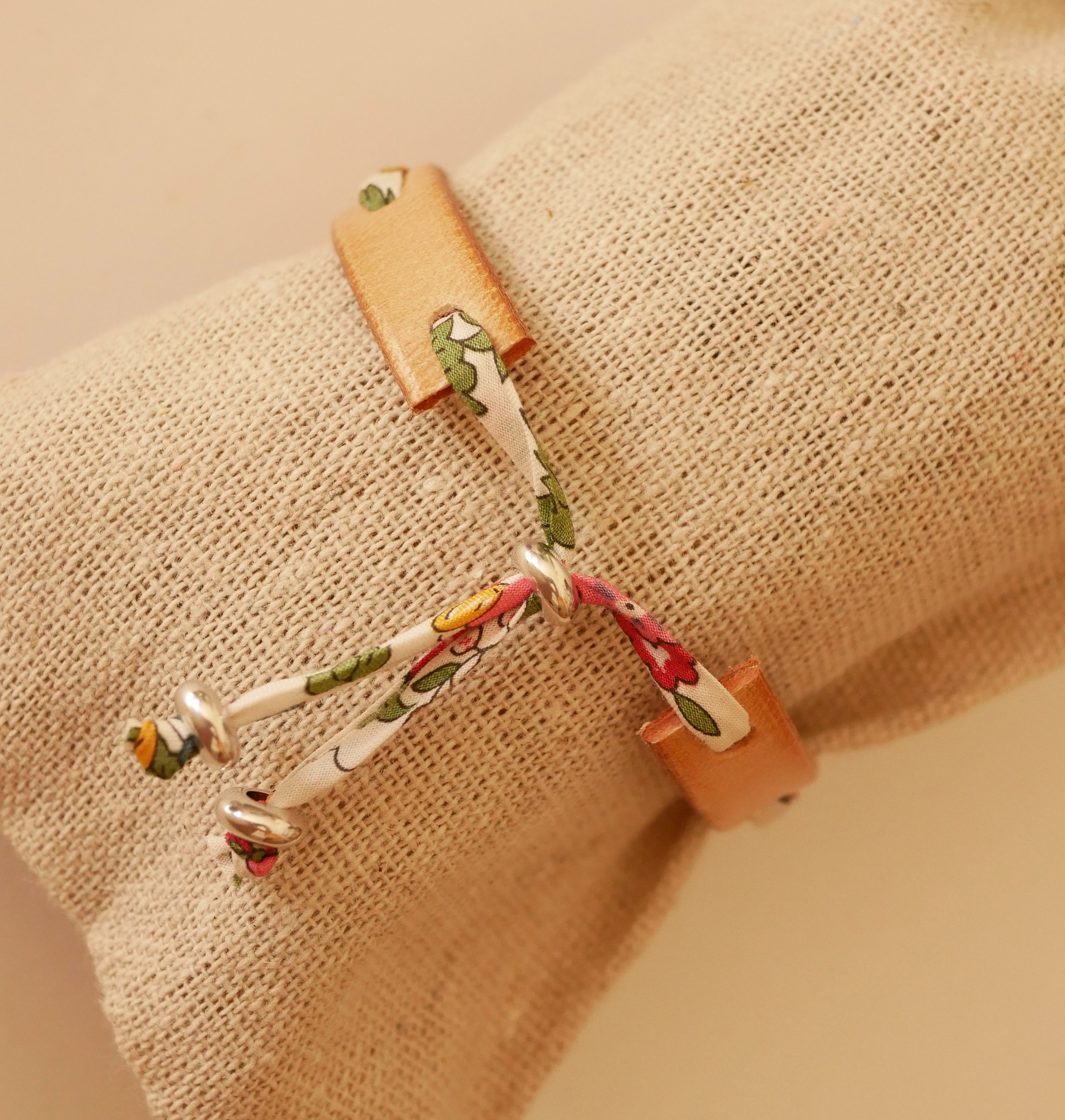 Florâme armband met bevrijd aardbeienlint op natuurleer