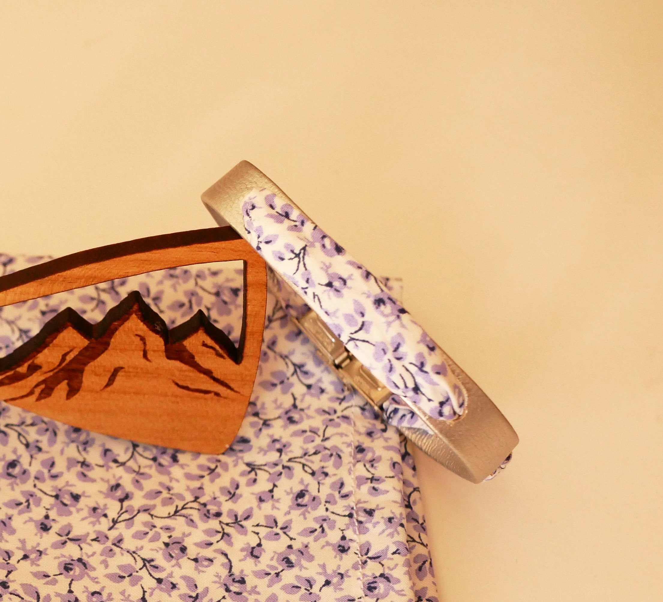 Flor&acirc;me armband met bevrijdingslint blauwe bloemen op zilverleer