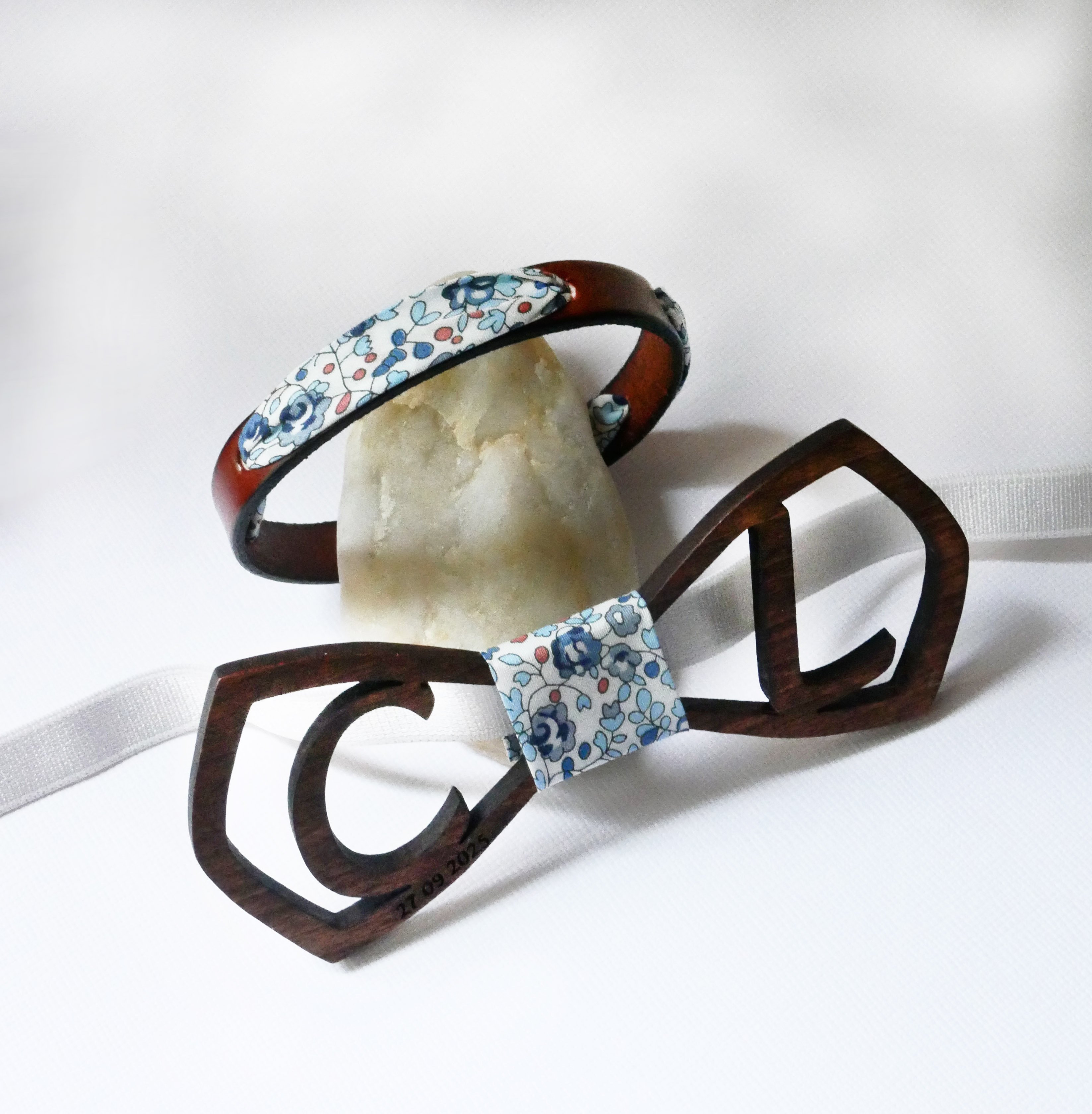 Florâme armband met bevrijdingslint Eloïse blauwe bloemen op bruin leer