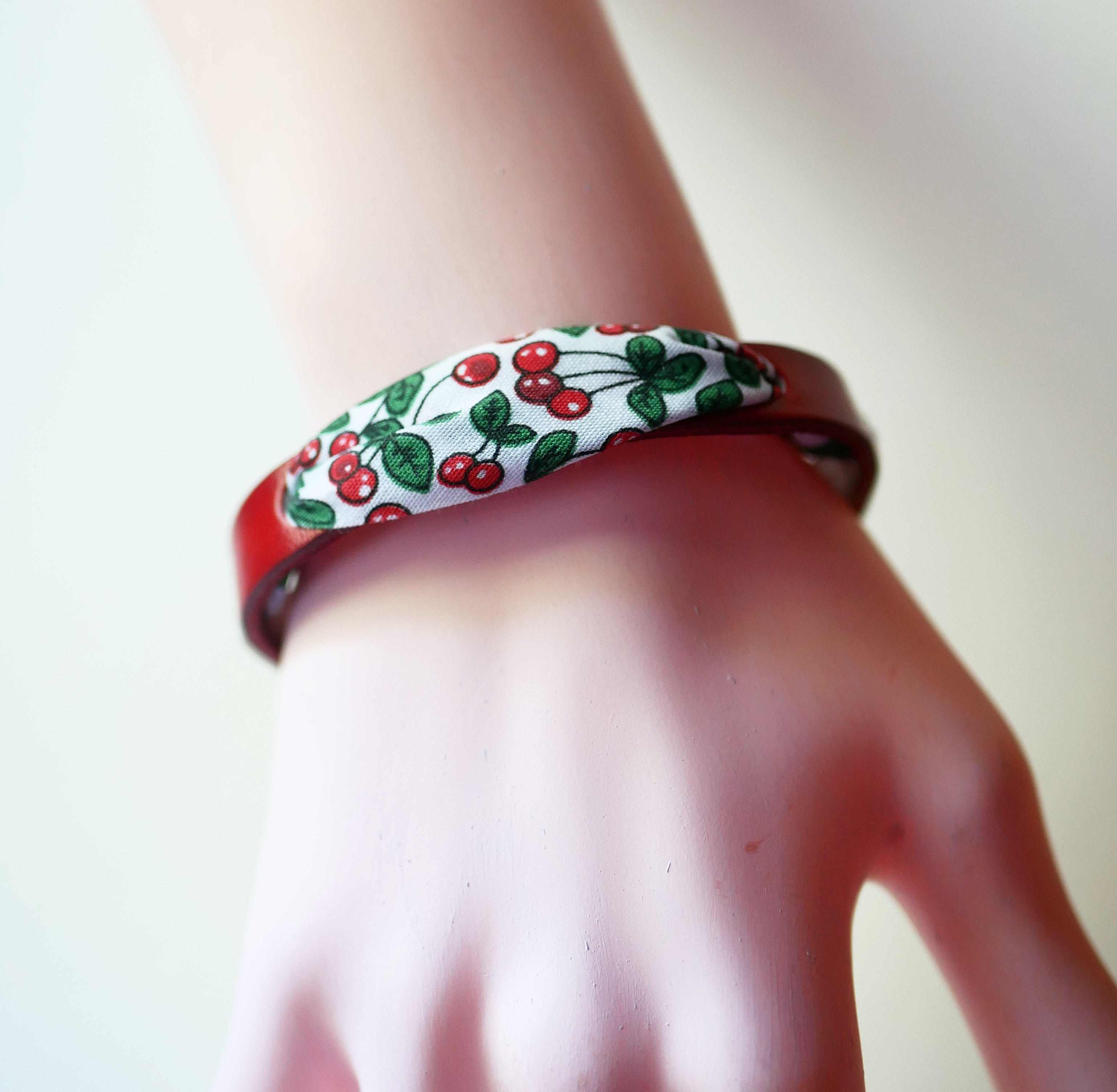 Florâme armband met lint van kersenvruchten op rood leer