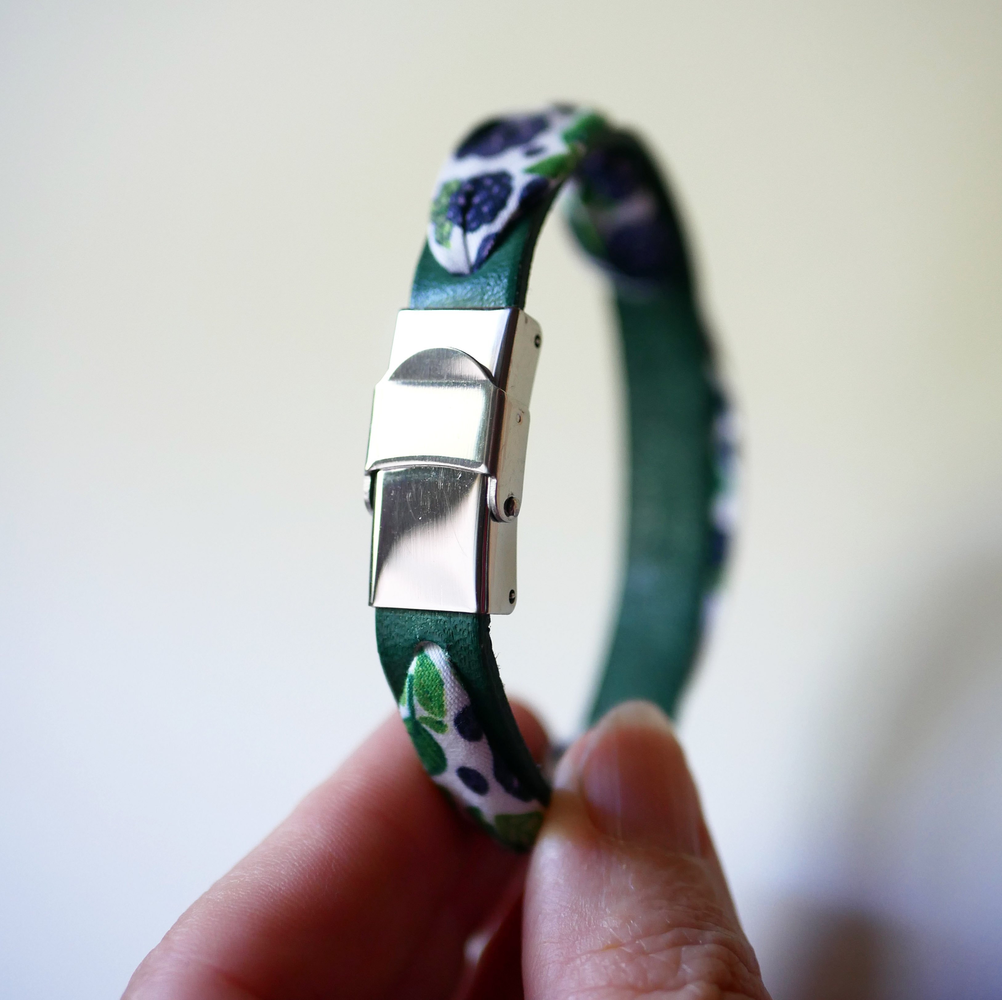 Flor&acirc;me armband met bramenfruit lint op groen leer