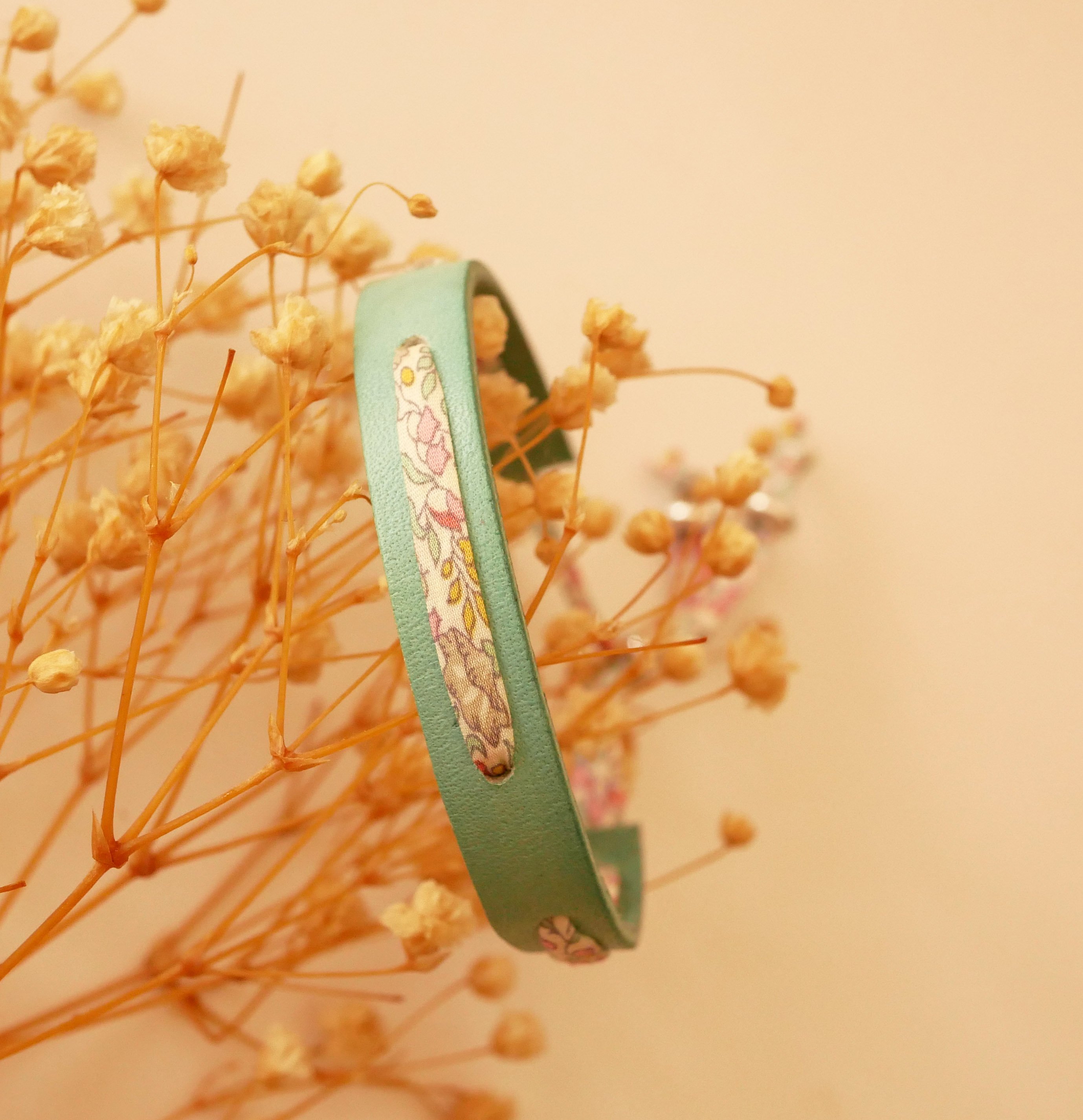 Florâme armband met pastel liberty bloemenlint op celadon groen leer