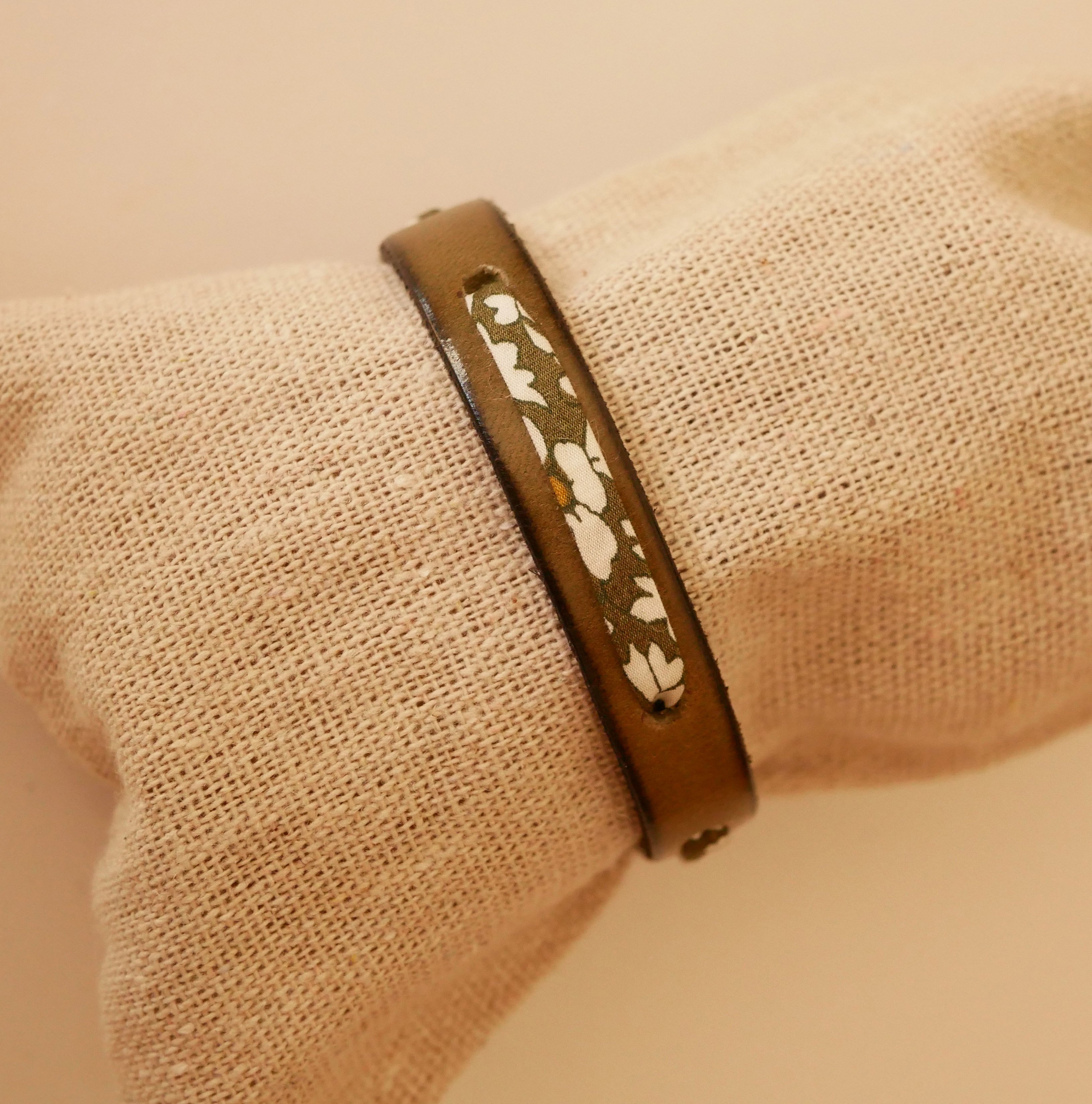 Florâme armband met groen liberty lint op limoengroen leer