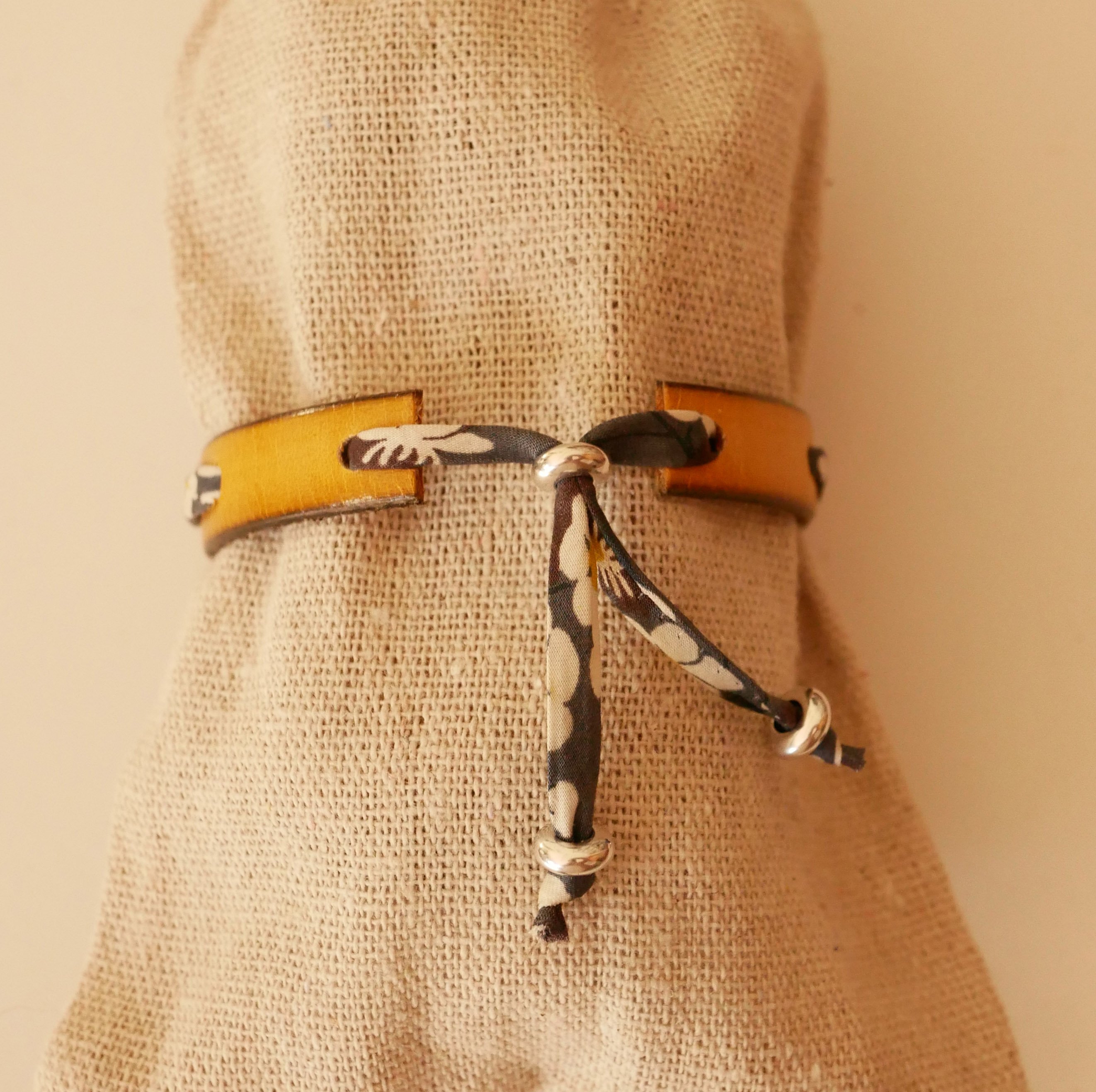 Flor&acirc;me armband met grijs Misti liberty lint op mosterdleer