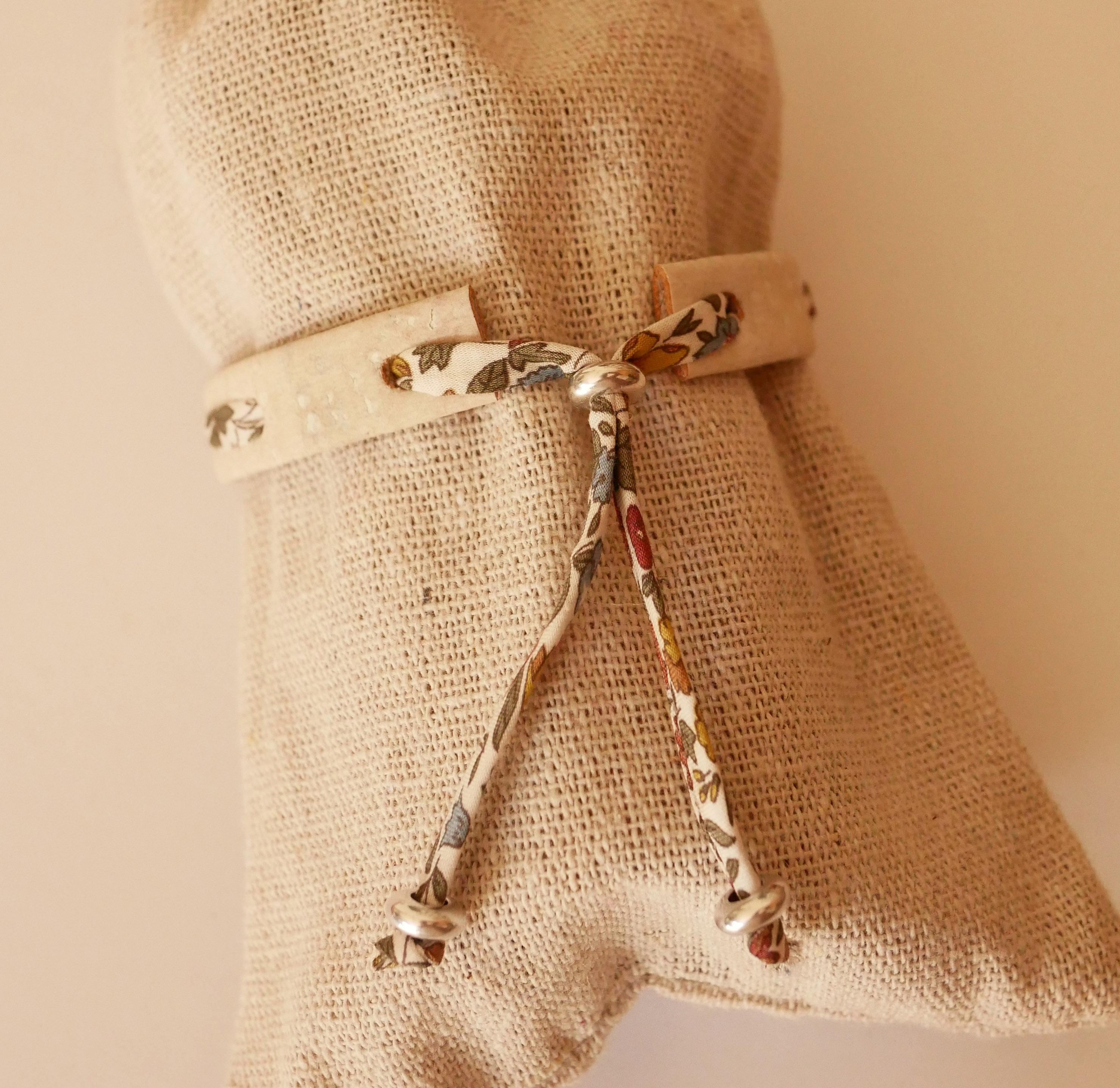 Florâme plantenarmband met Ava liberty lint op wit kurk