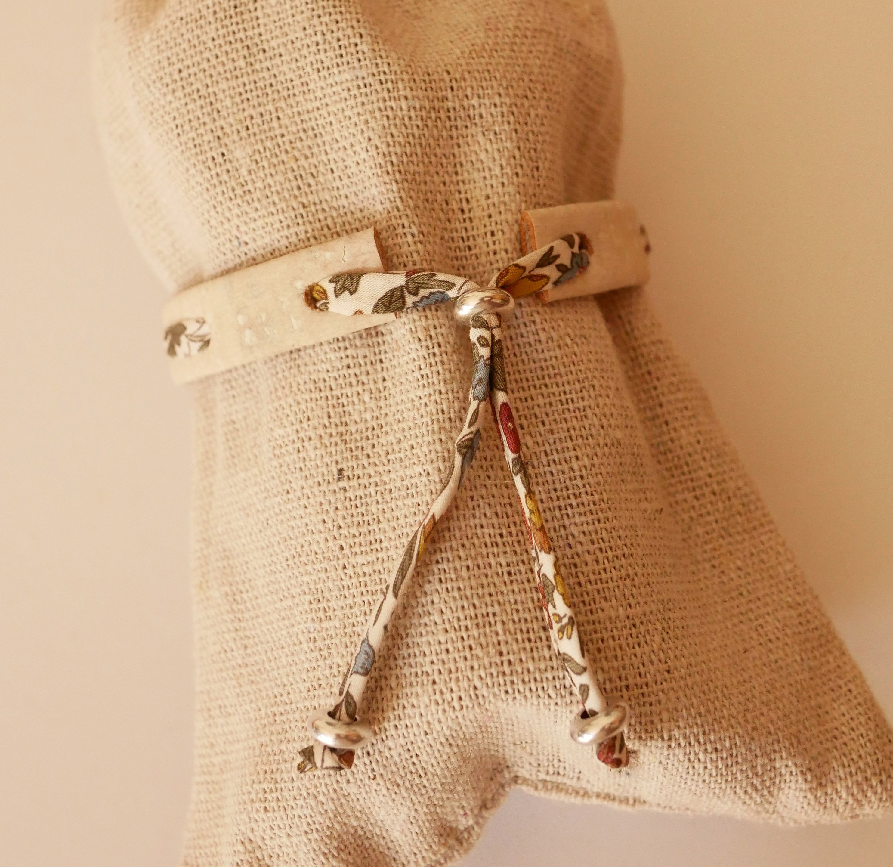 Florâme plantenarmband met Ava liberty lint op wit kurk
